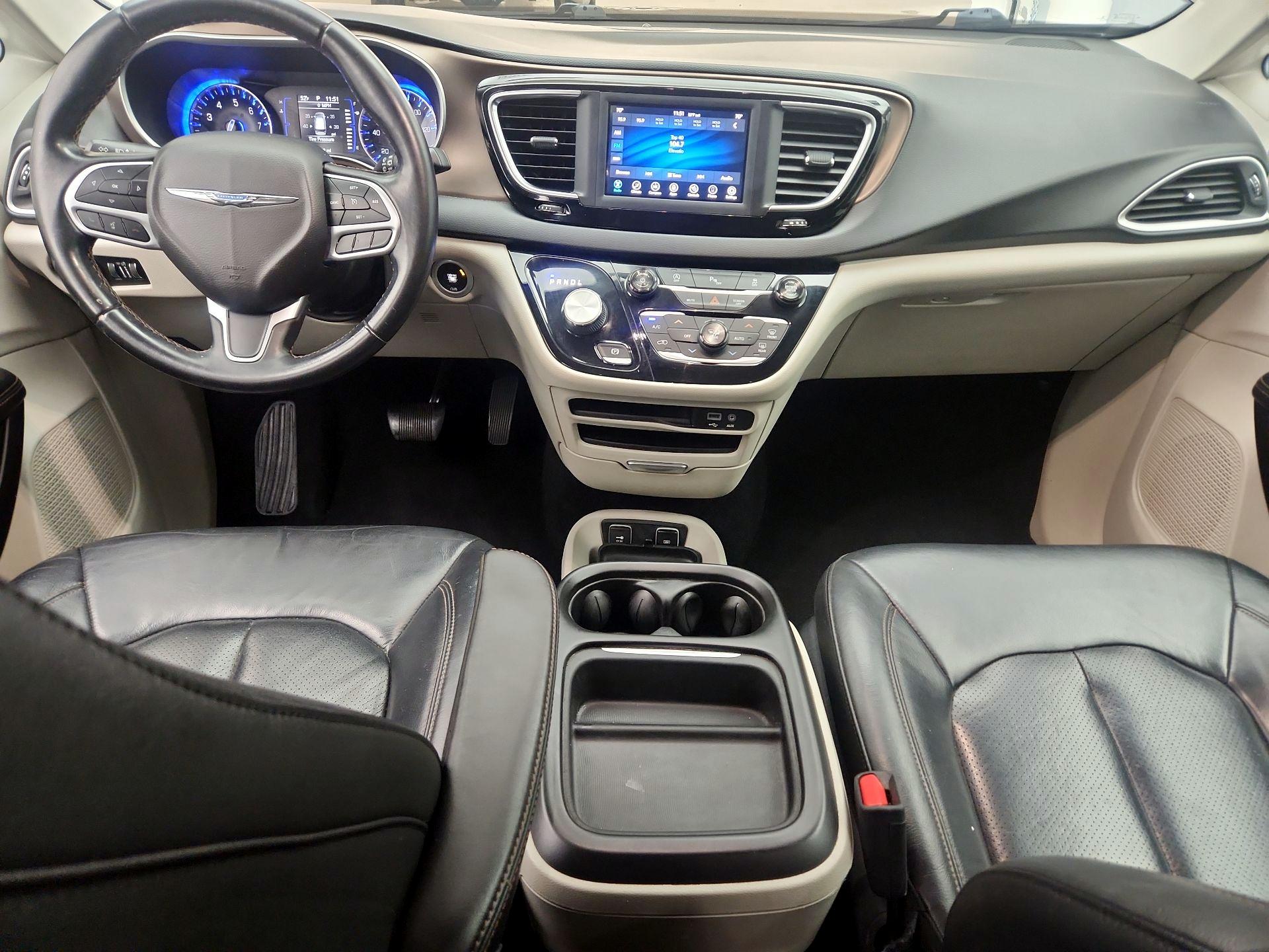 Thumbnail: 2018 Chrysler Pacifica - 9