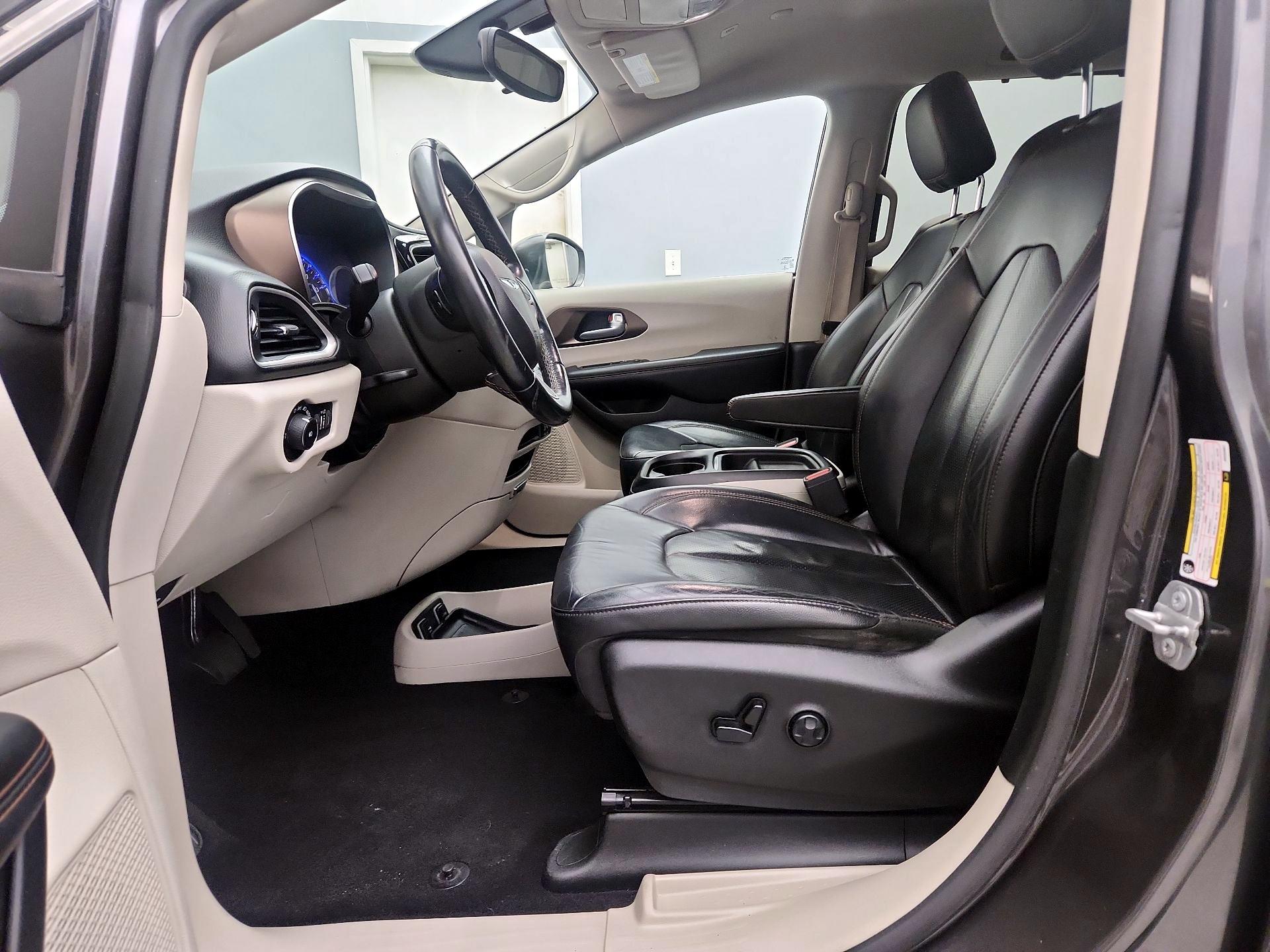 Thumbnail: 2018 Chrysler Pacifica - 11