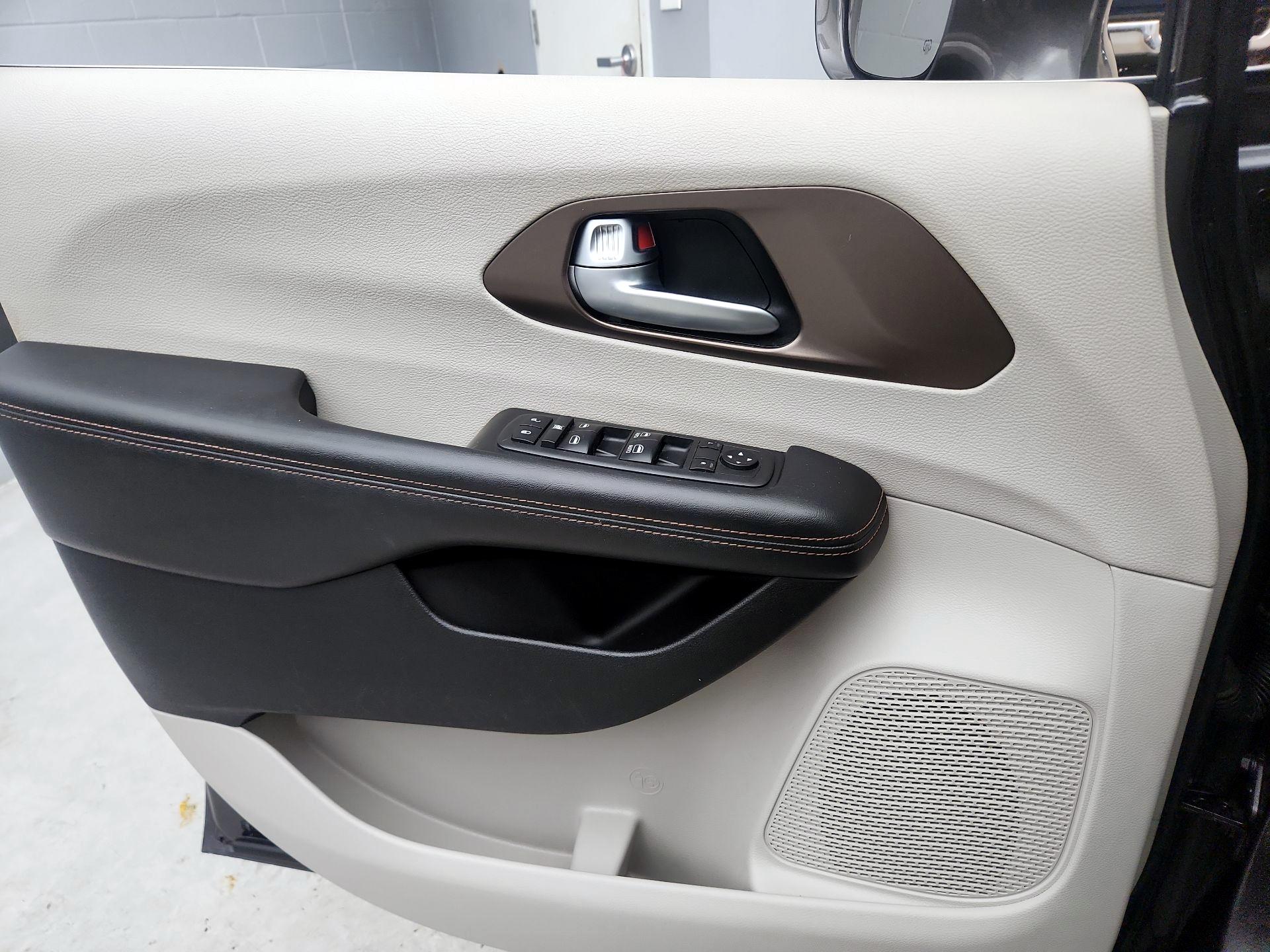 Thumbnail: 2018 Chrysler Pacifica - 12