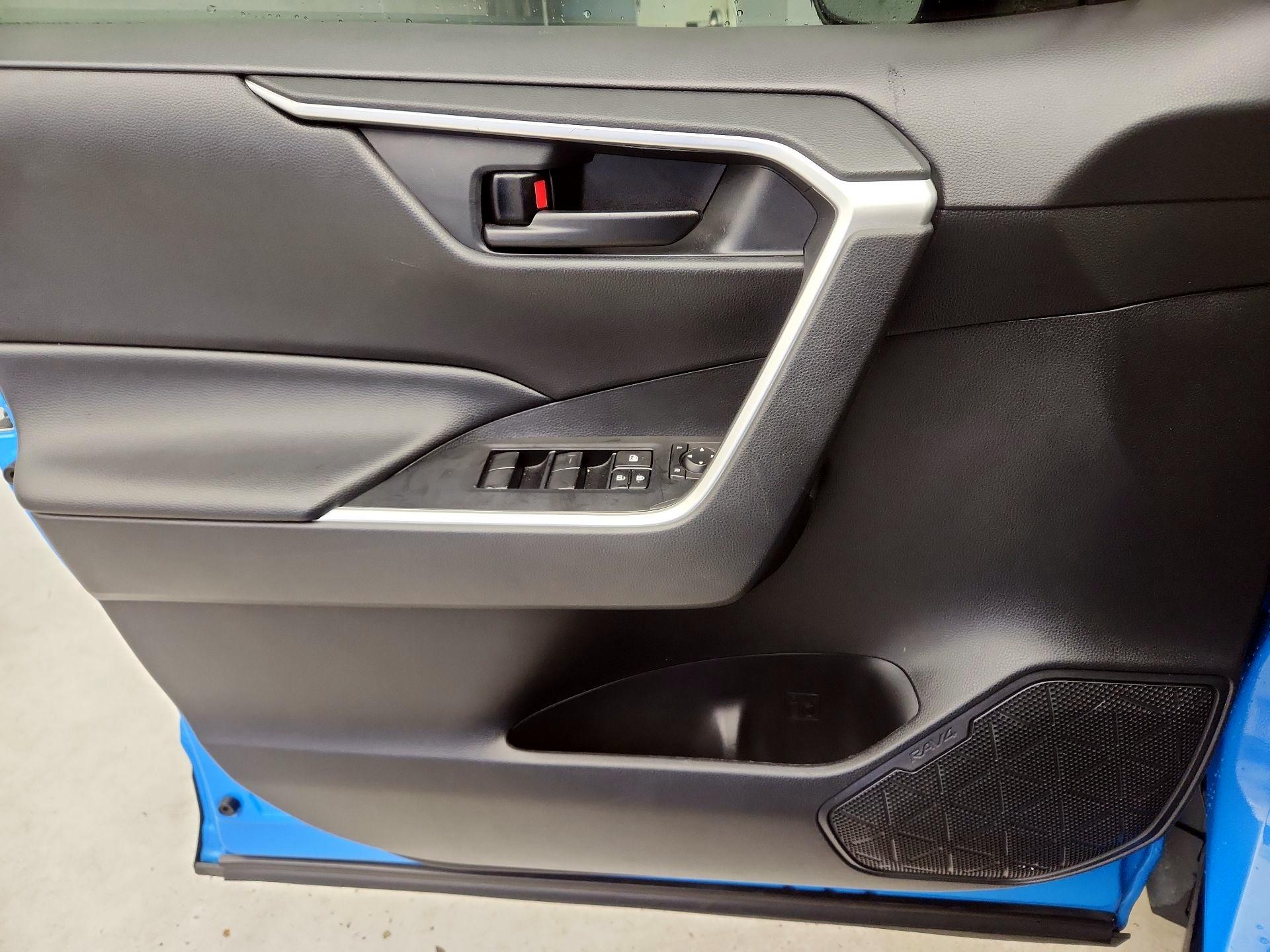 Thumbnail: 2020 Toyota RAV4 - 12