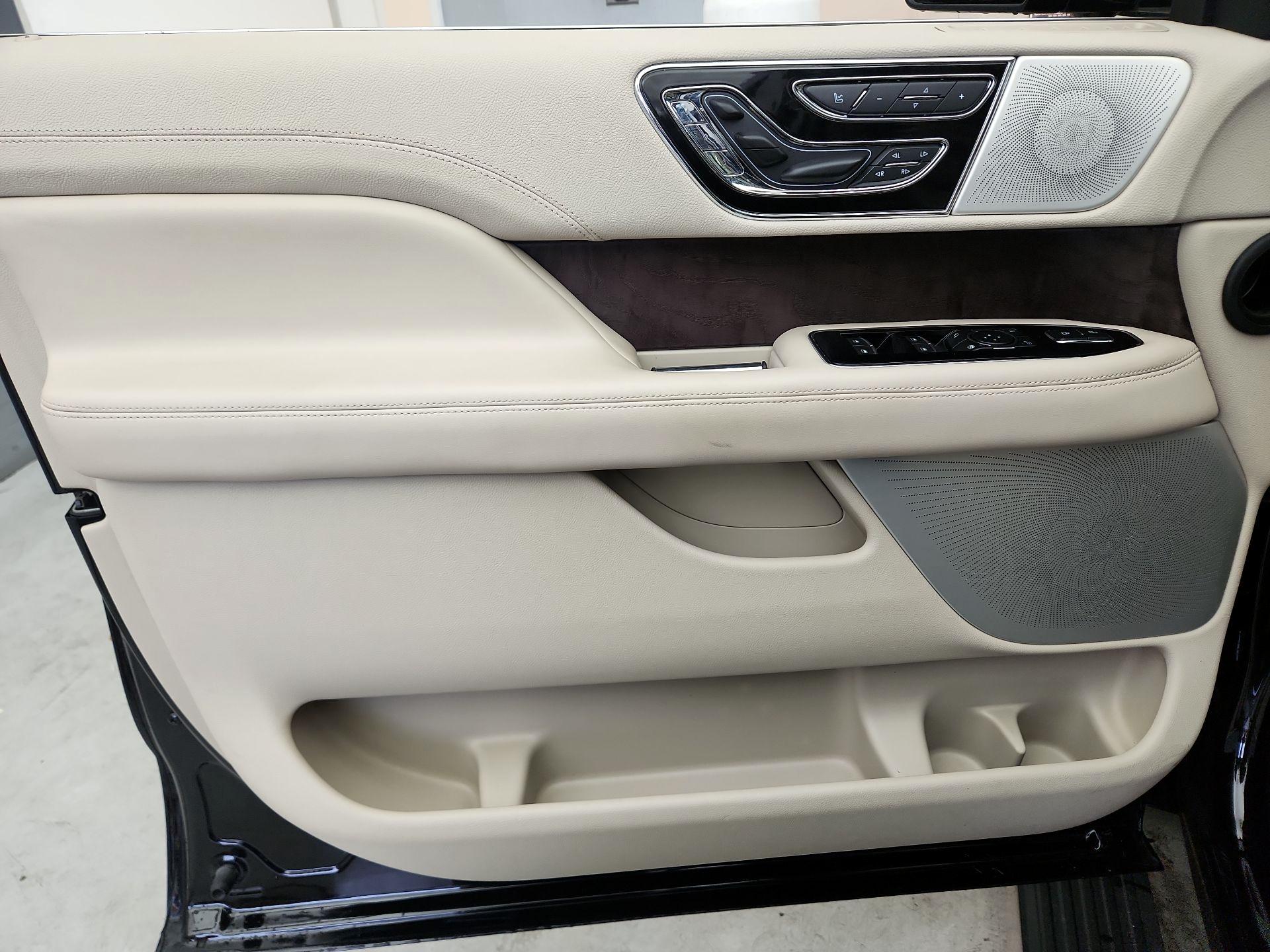 Thumbnail: 2020 Lincoln Navigator - 12