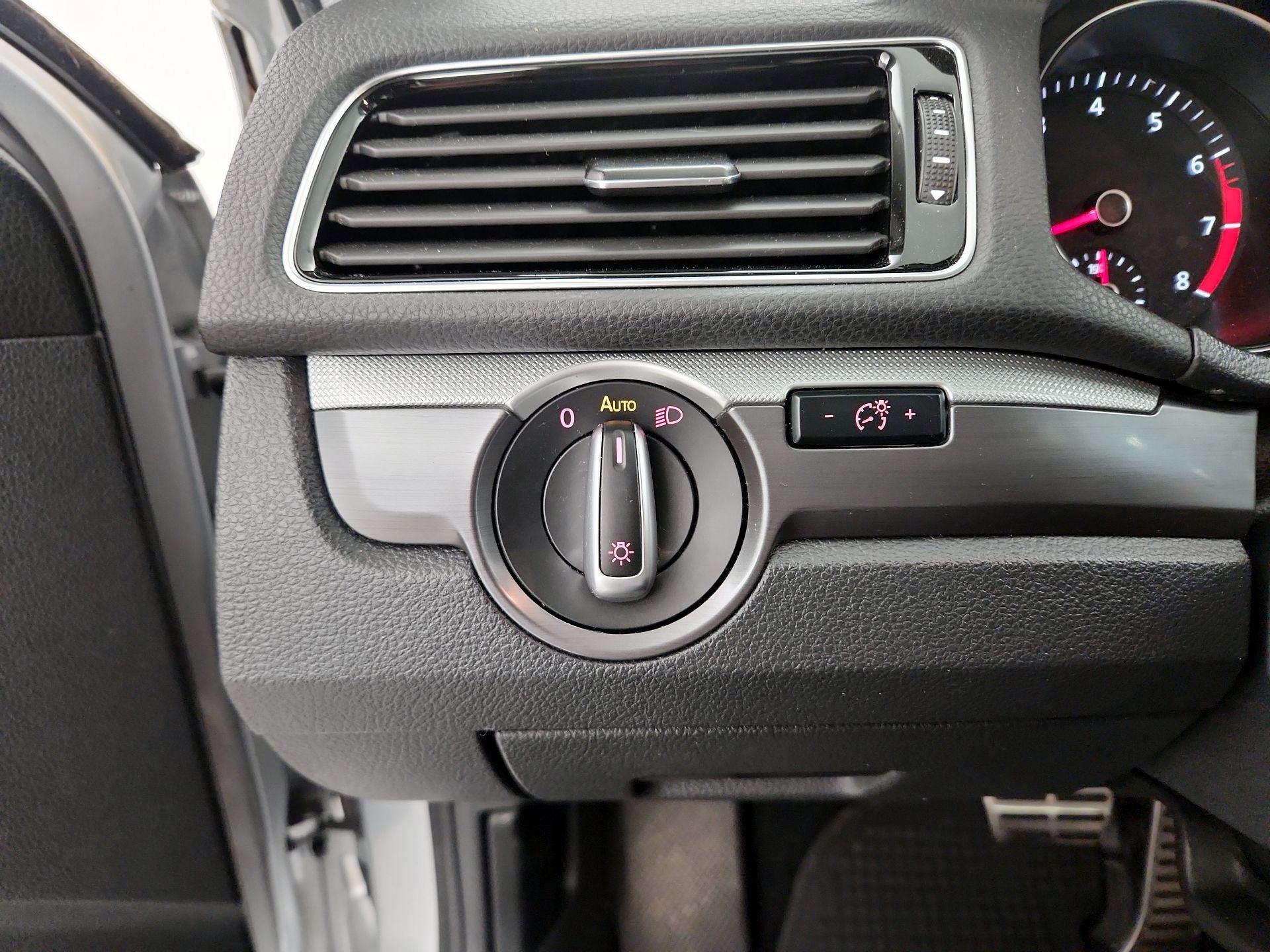 Thumbnail: 2018 Volkswagen Passat - 13