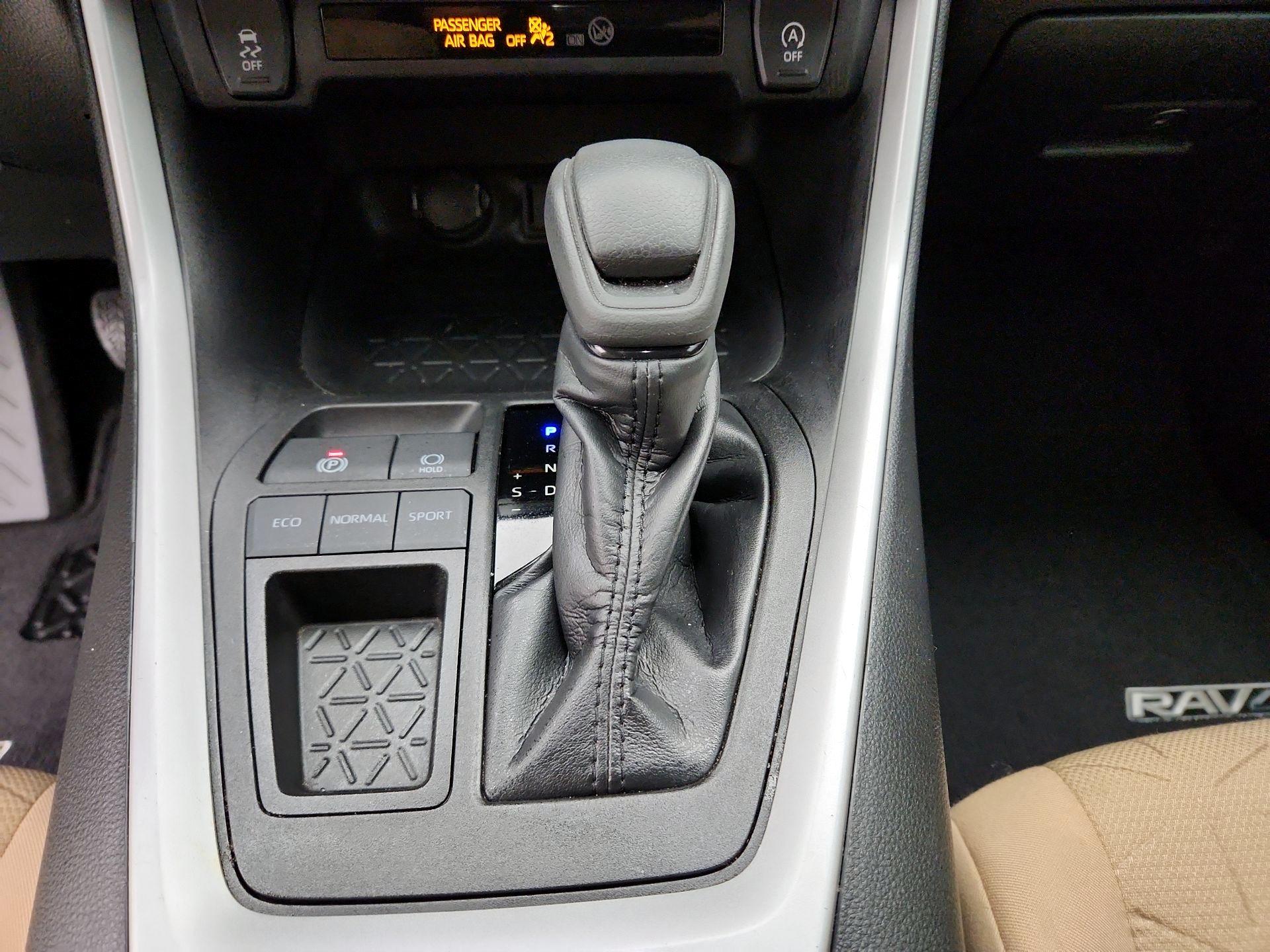 Thumbnail: 2022 Toyota RAV4 - 17