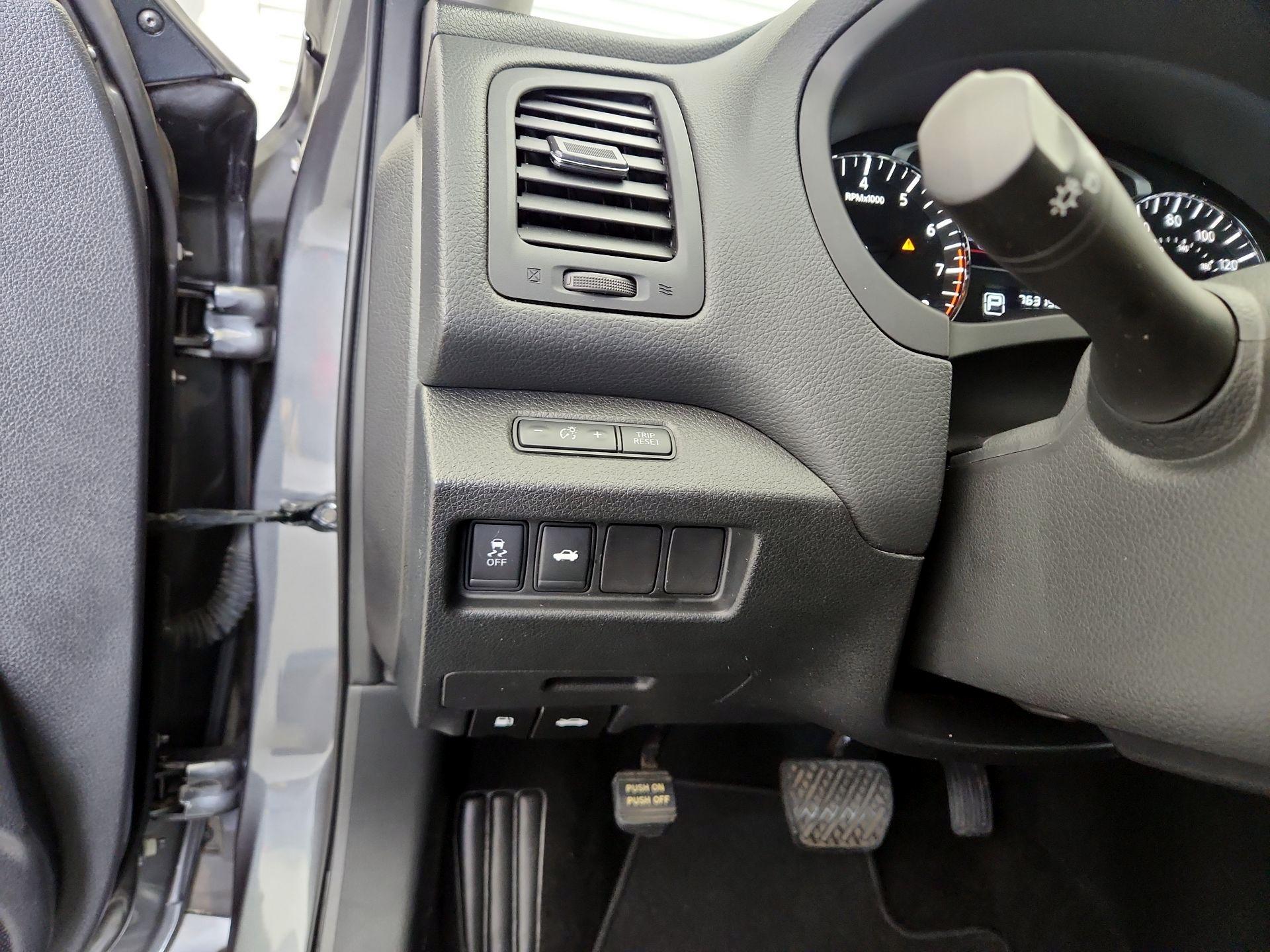 Thumbnail: 2015 Nissan Altima - 13