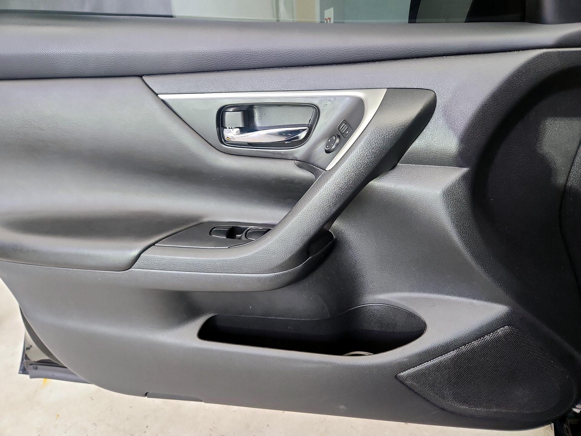 Thumbnail: 2017 Nissan Altima - 12