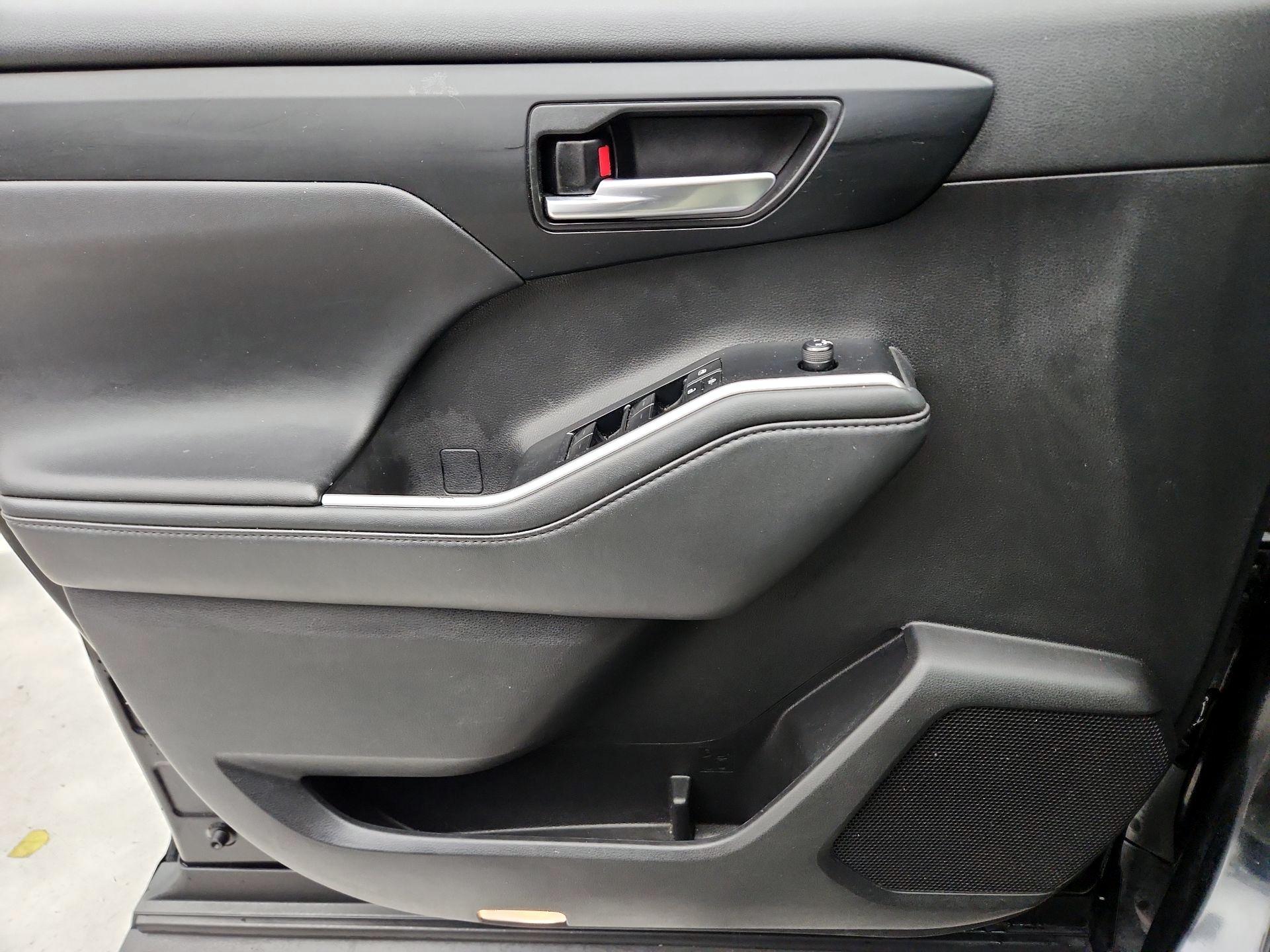 Thumbnail: 2022 Toyota Highlander - 12