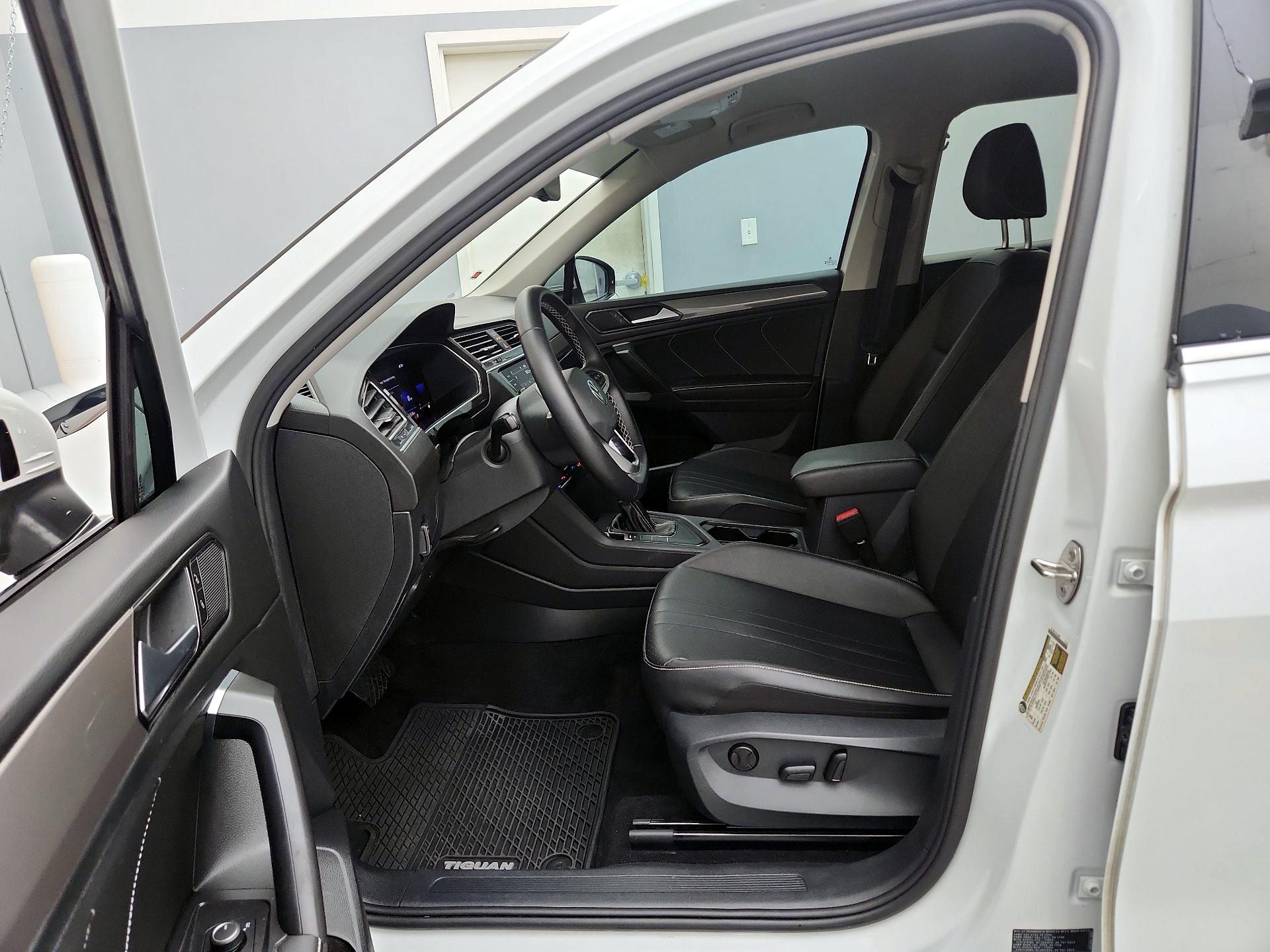 Thumbnail: 2023 Volkswagen Tiguan - 11