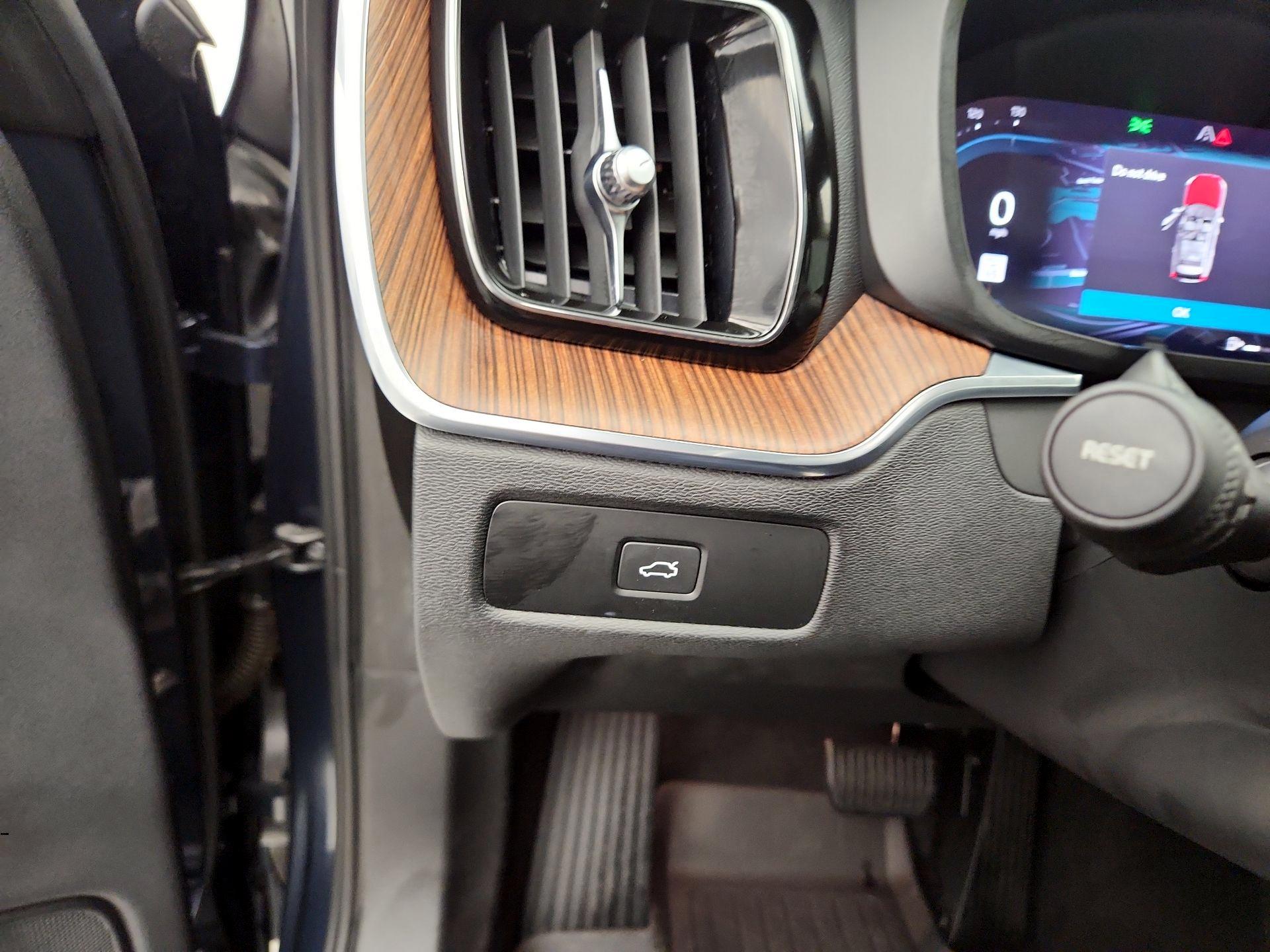 Thumbnail: 2024 Volvo XC60 - 13