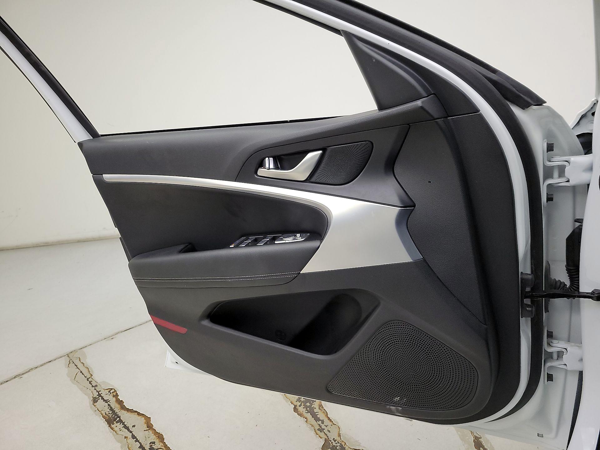 Thumbnail: 2023 Genesis G70 - 12
