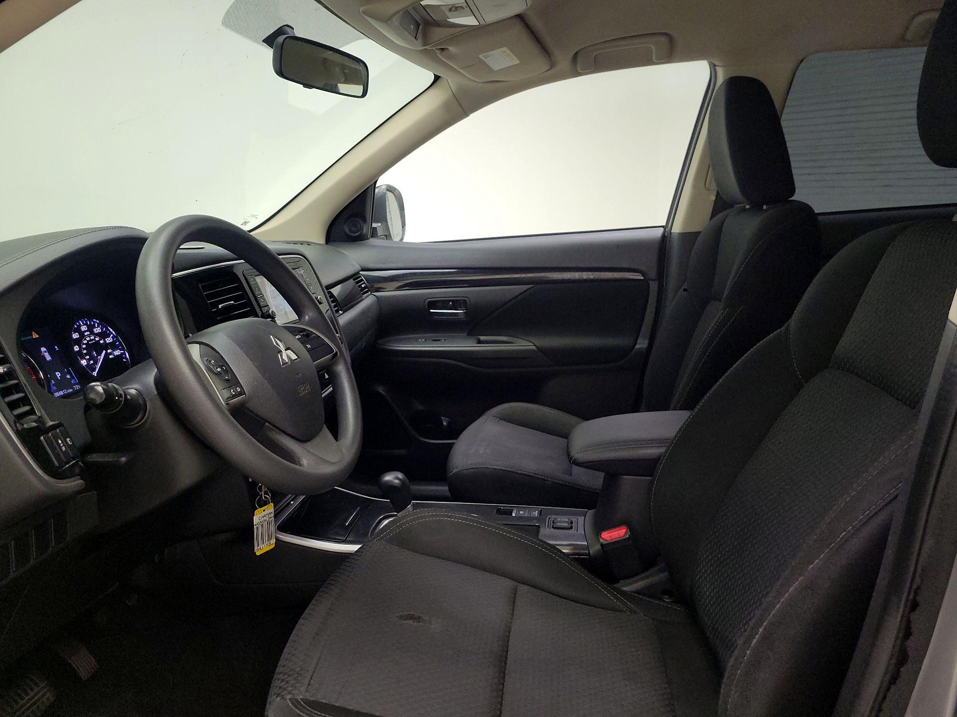 Thumbnail: 2020 Mitsubishi Outlander - 11