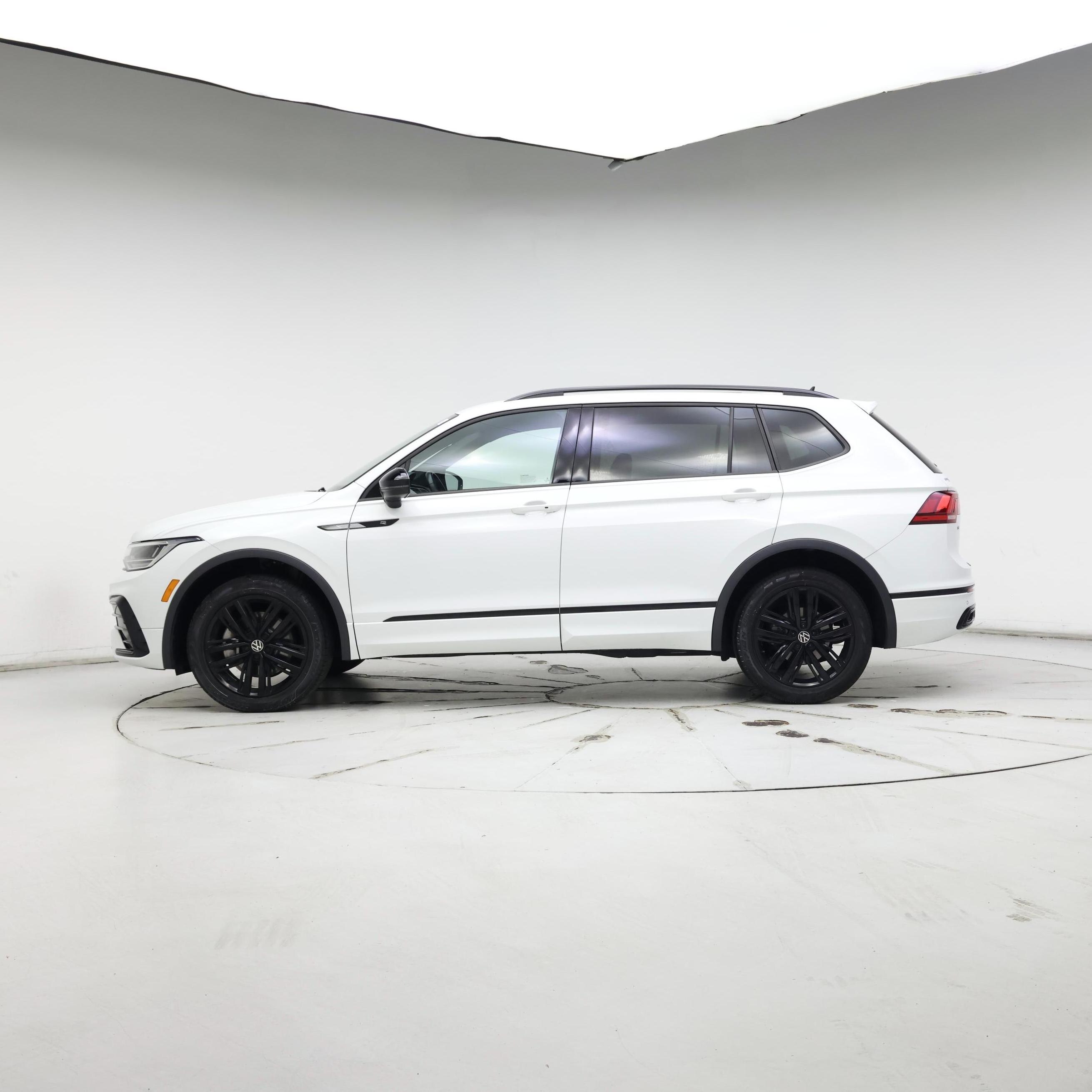 Thumbnail: 2022 Volkswagen Tiguan - 3