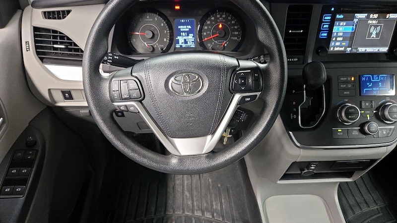 2015 Toyota Sienna LE 10