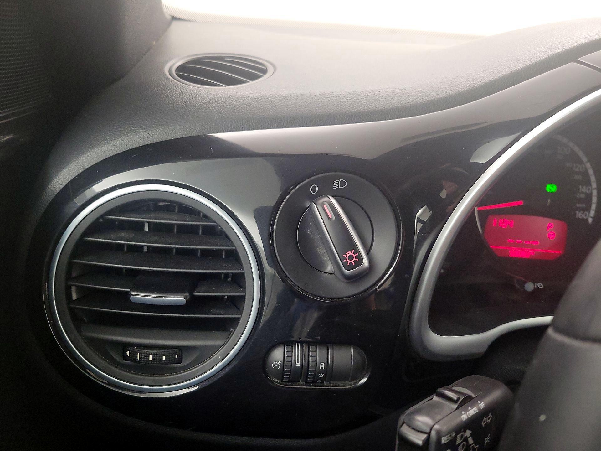 Thumbnail: 2013 Volkswagen Beetle - 13