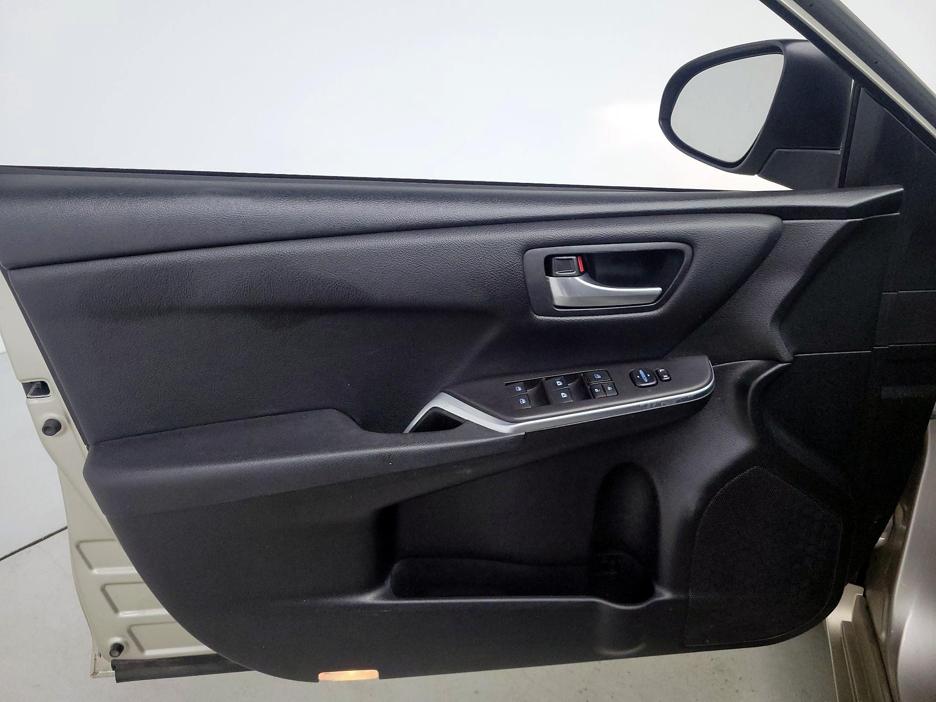 Thumbnail: 2017 Toyota Camry - 12