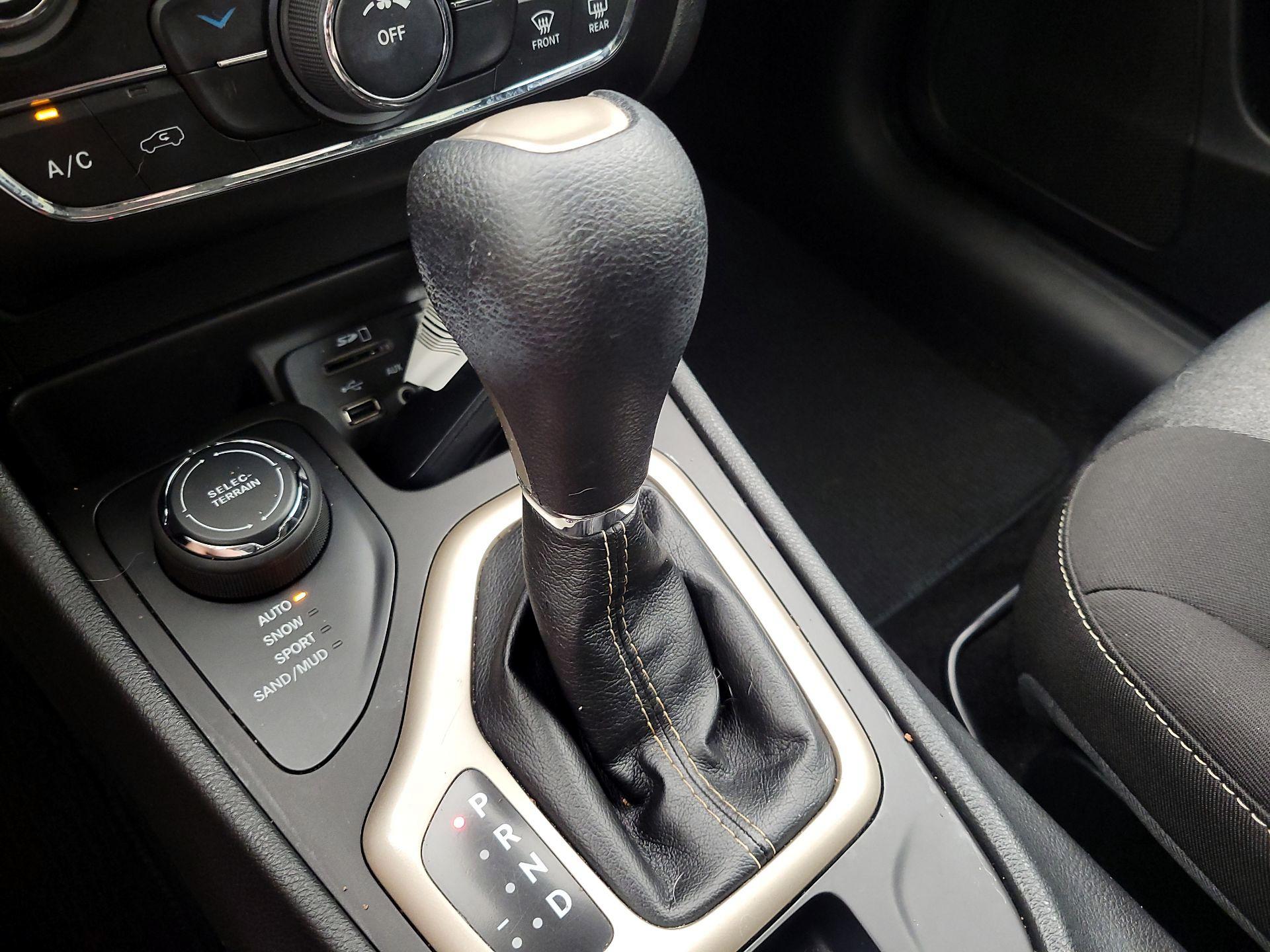 Thumbnail: 2014 Jeep Cherokee - 15