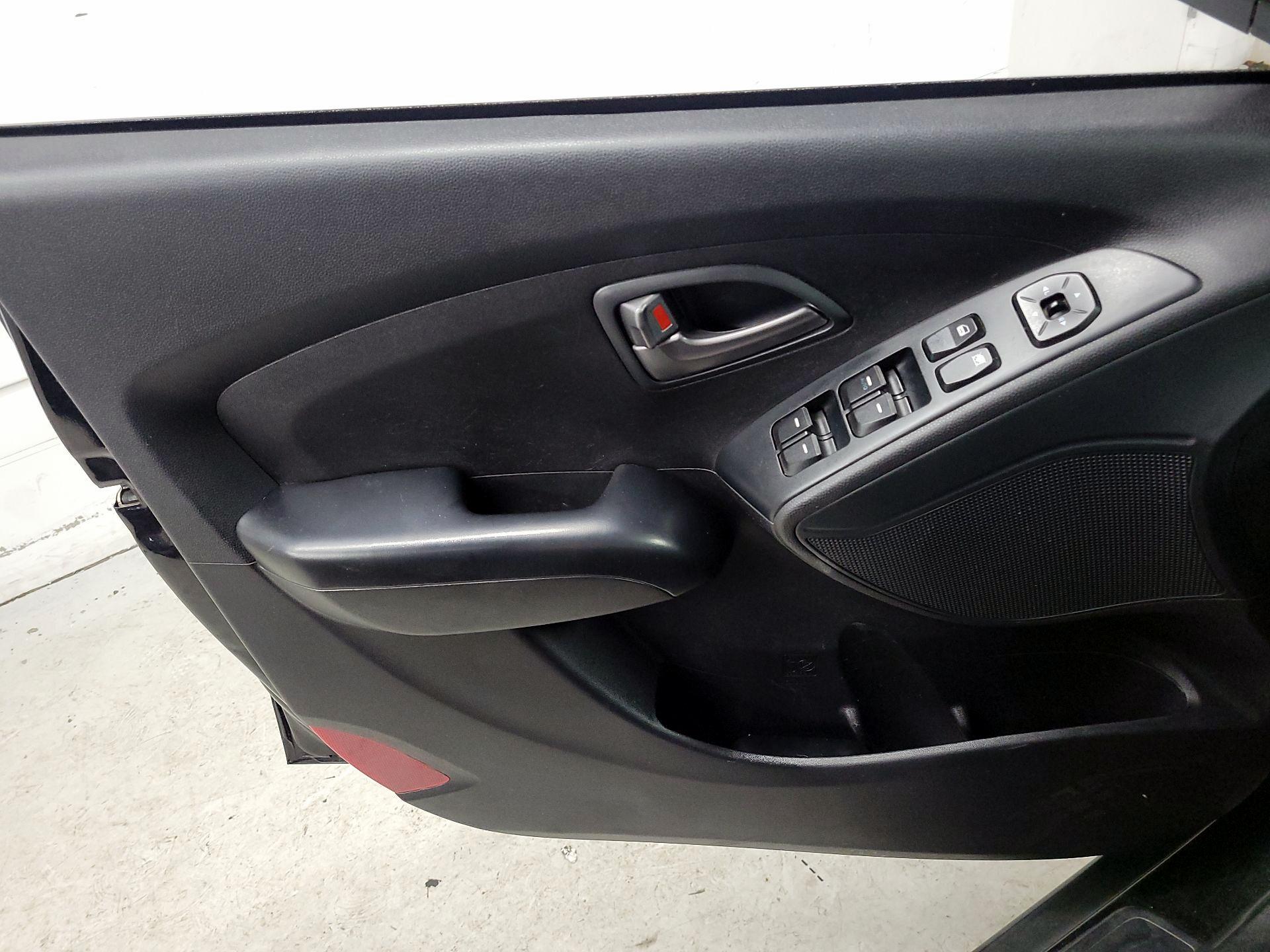 Thumbnail: 2015 Hyundai Tucson - 12