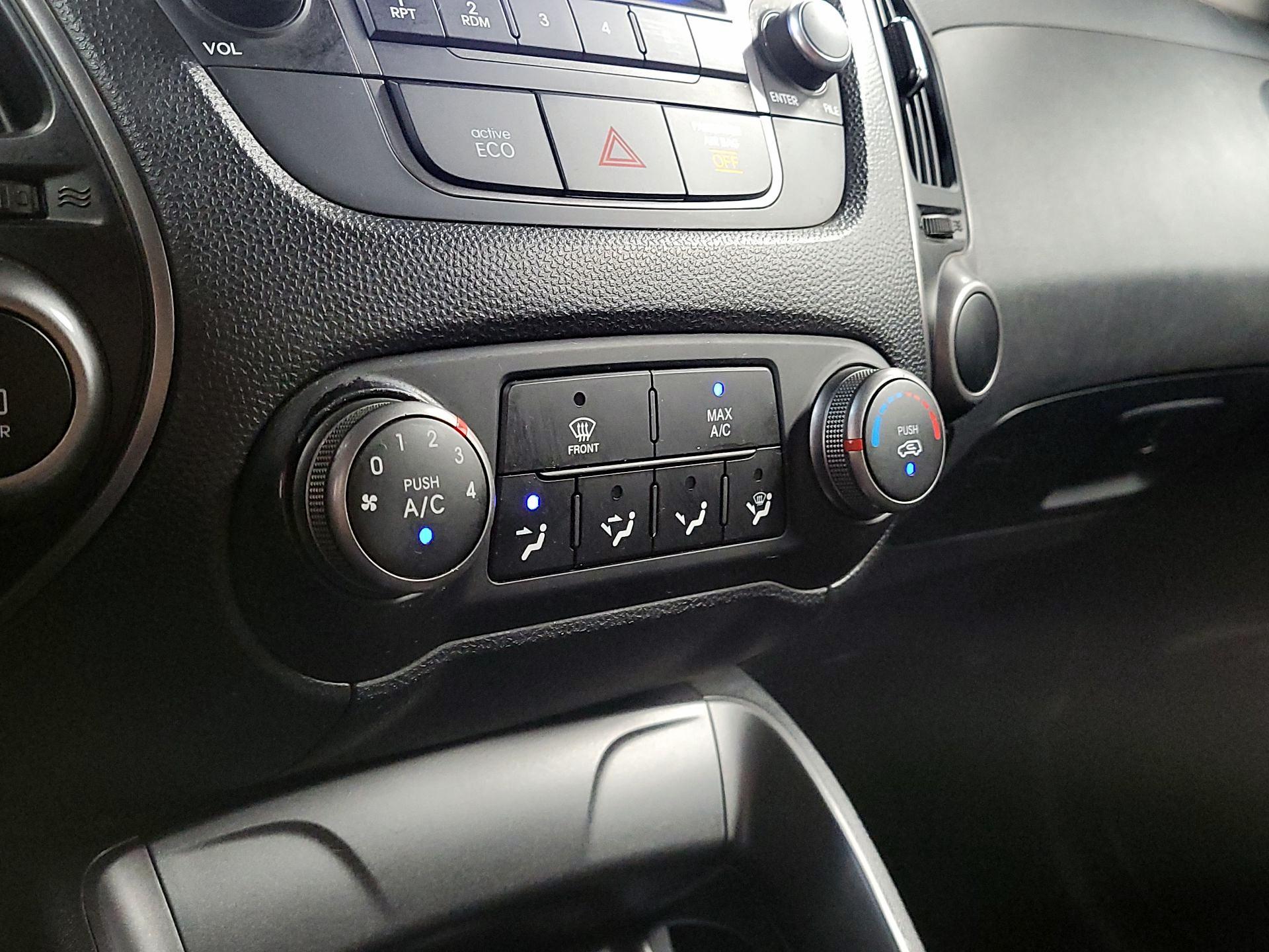 Thumbnail: 2015 Hyundai Tucson - 15