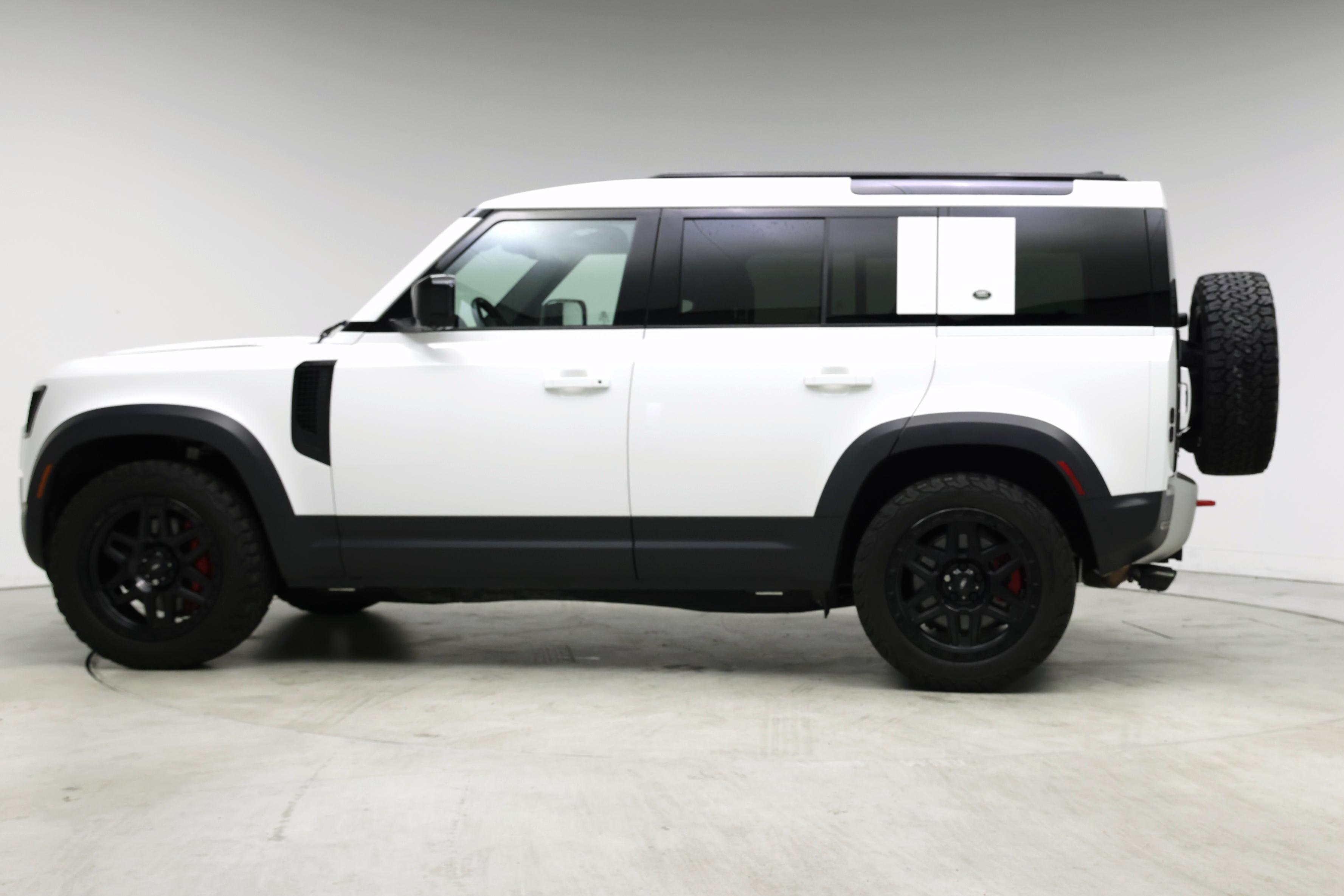 Thumbnail: 2023 Land Rover Defender - 3