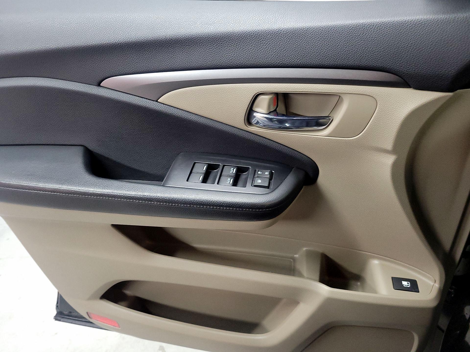 Thumbnail: 2019 Honda Pilot - 12