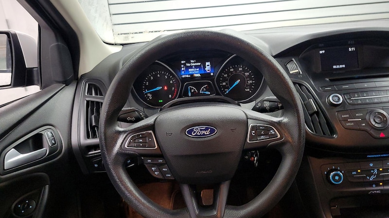 2017 Ford Focus SE 10