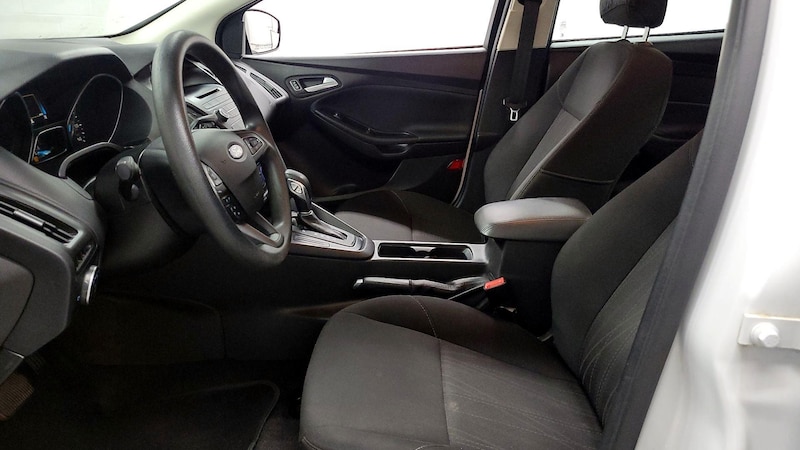 2017 Ford Focus SE 11