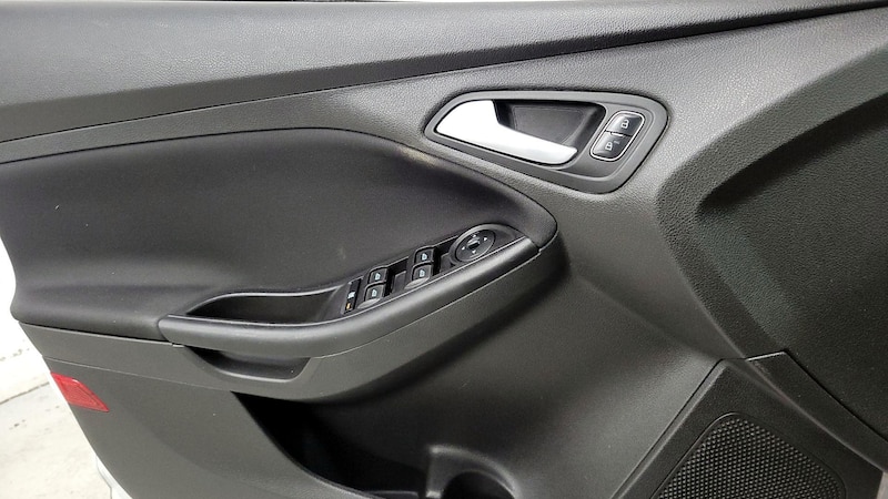 2017 Ford Focus SE 12