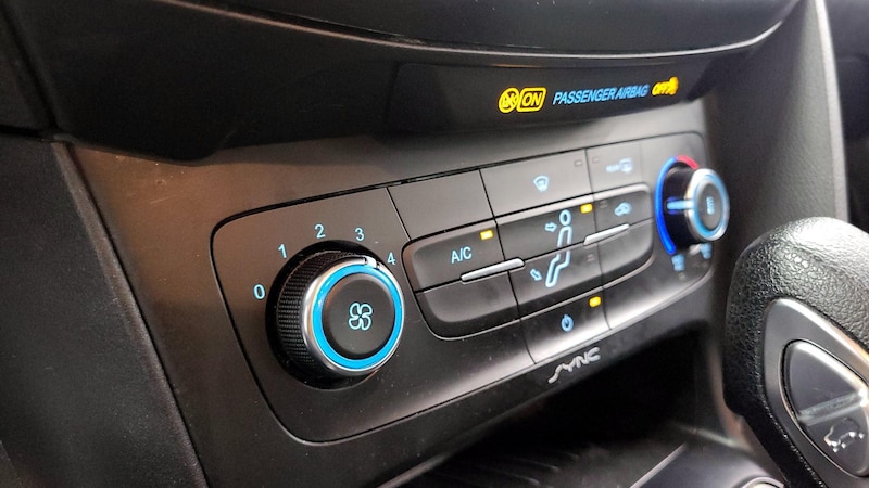 2017 Ford Focus SE 16