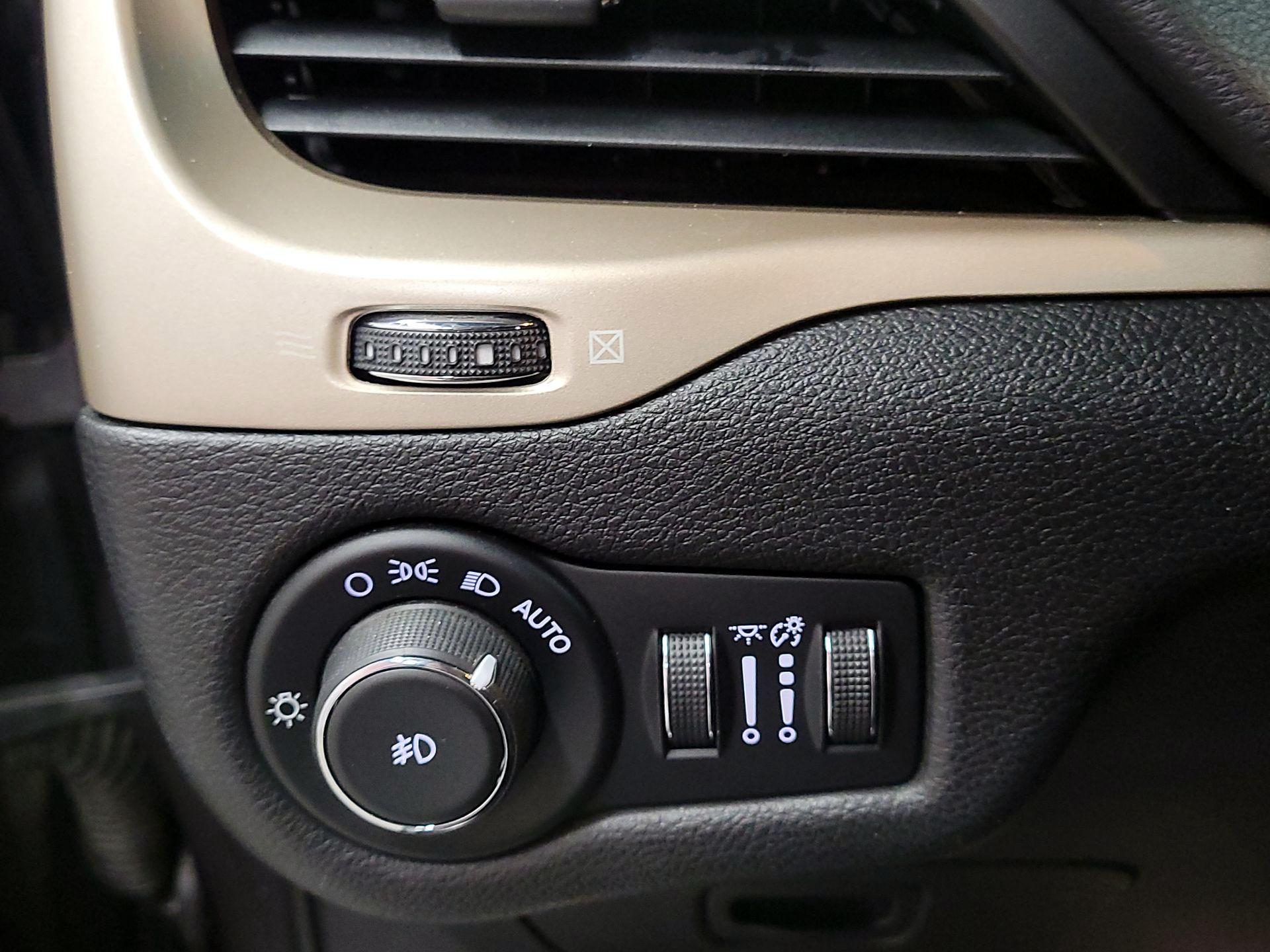 Thumbnail: 2017 Jeep Wrangler - 13