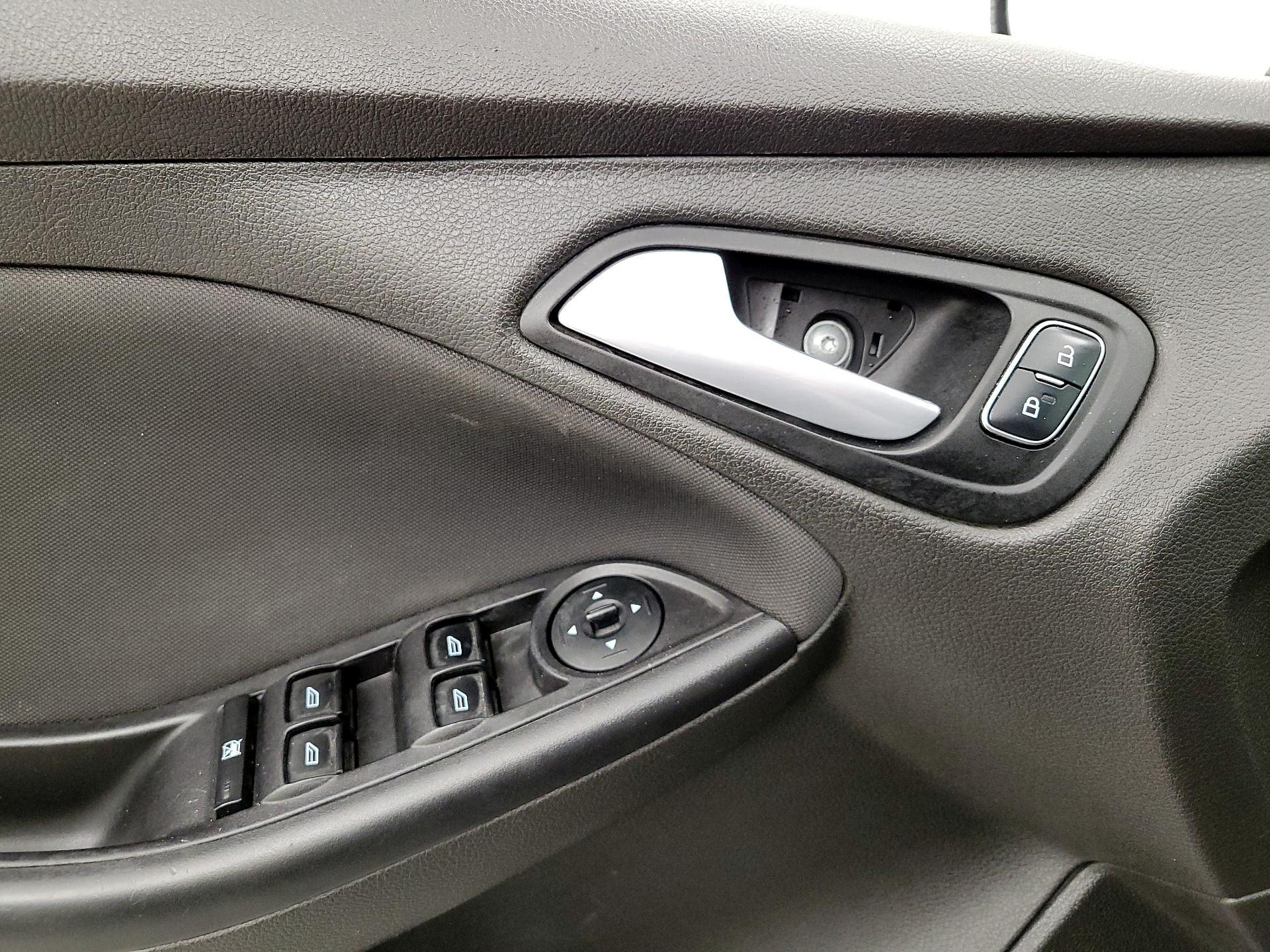 Thumbnail: 2016 Ford Focus - 10