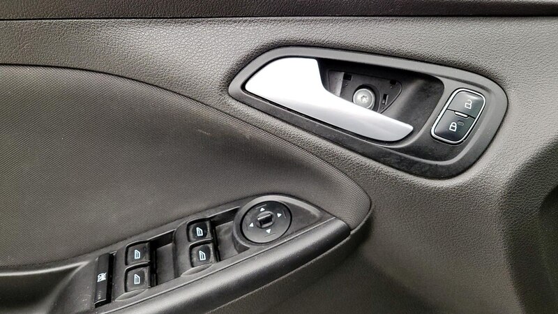 2016 Ford Focus SE 10
