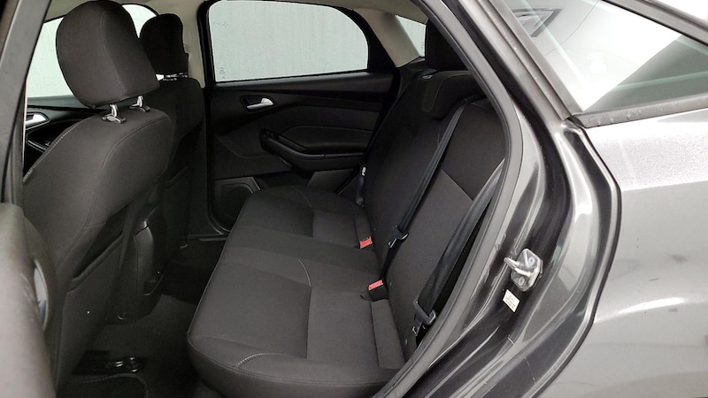 2016 Ford Focus SE 17