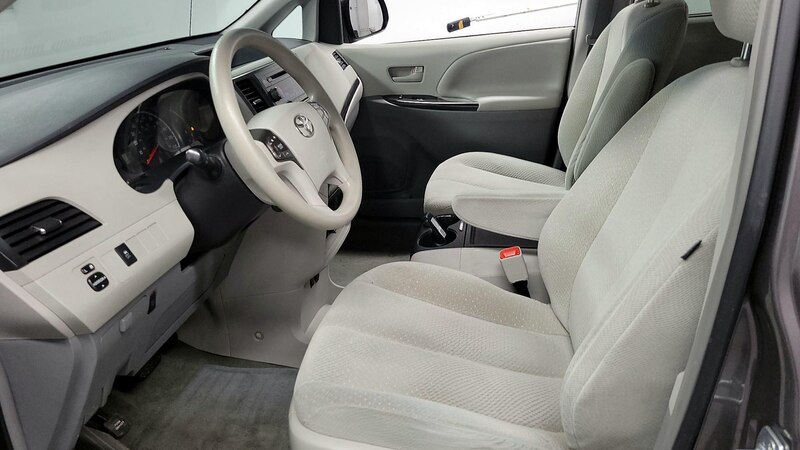 2014 Toyota Sienna LE 11