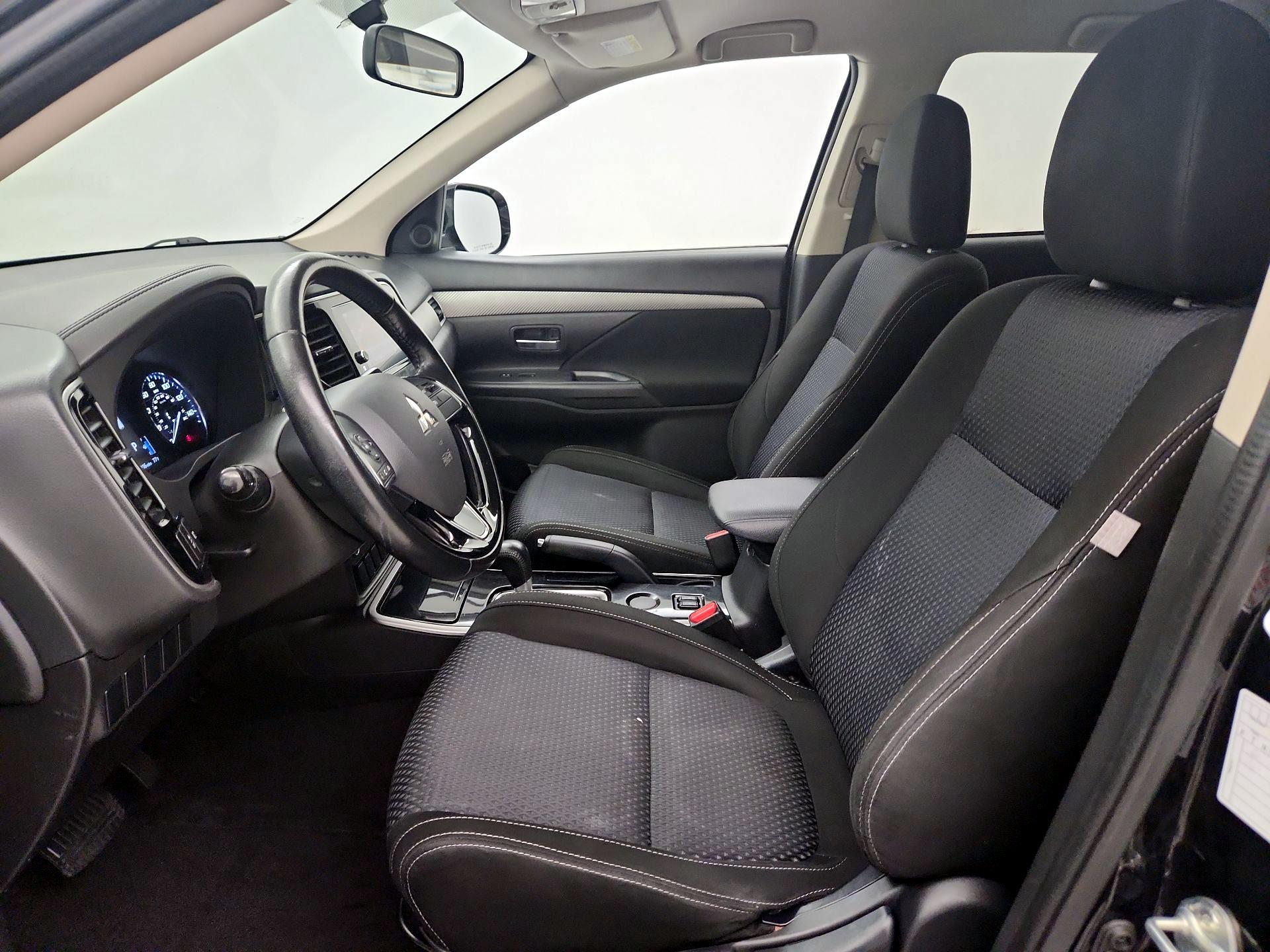 Thumbnail: 2017 Mitsubishi Outlander - 11