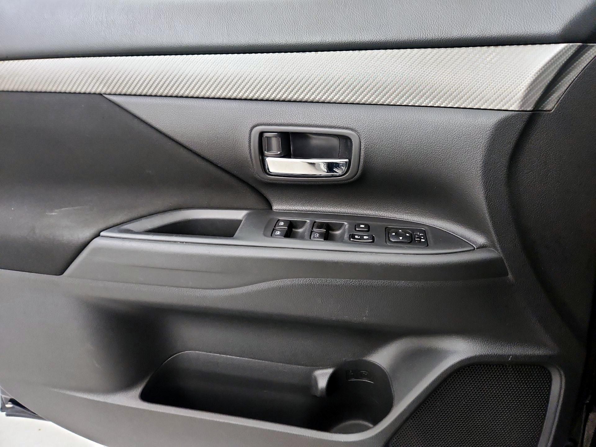 Thumbnail: 2017 Mitsubishi Outlander - 12