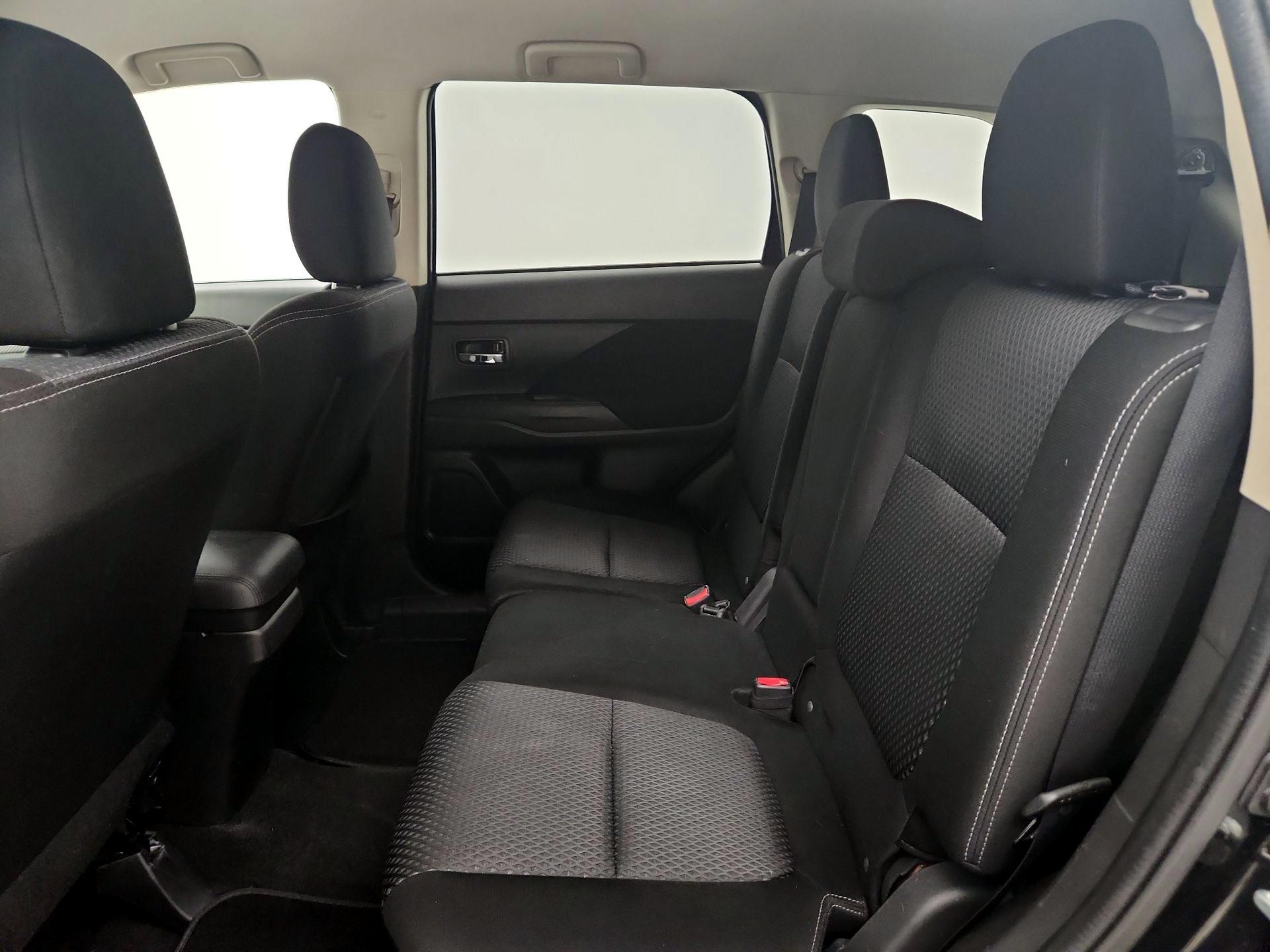 Thumbnail: 2017 Mitsubishi Outlander - 17