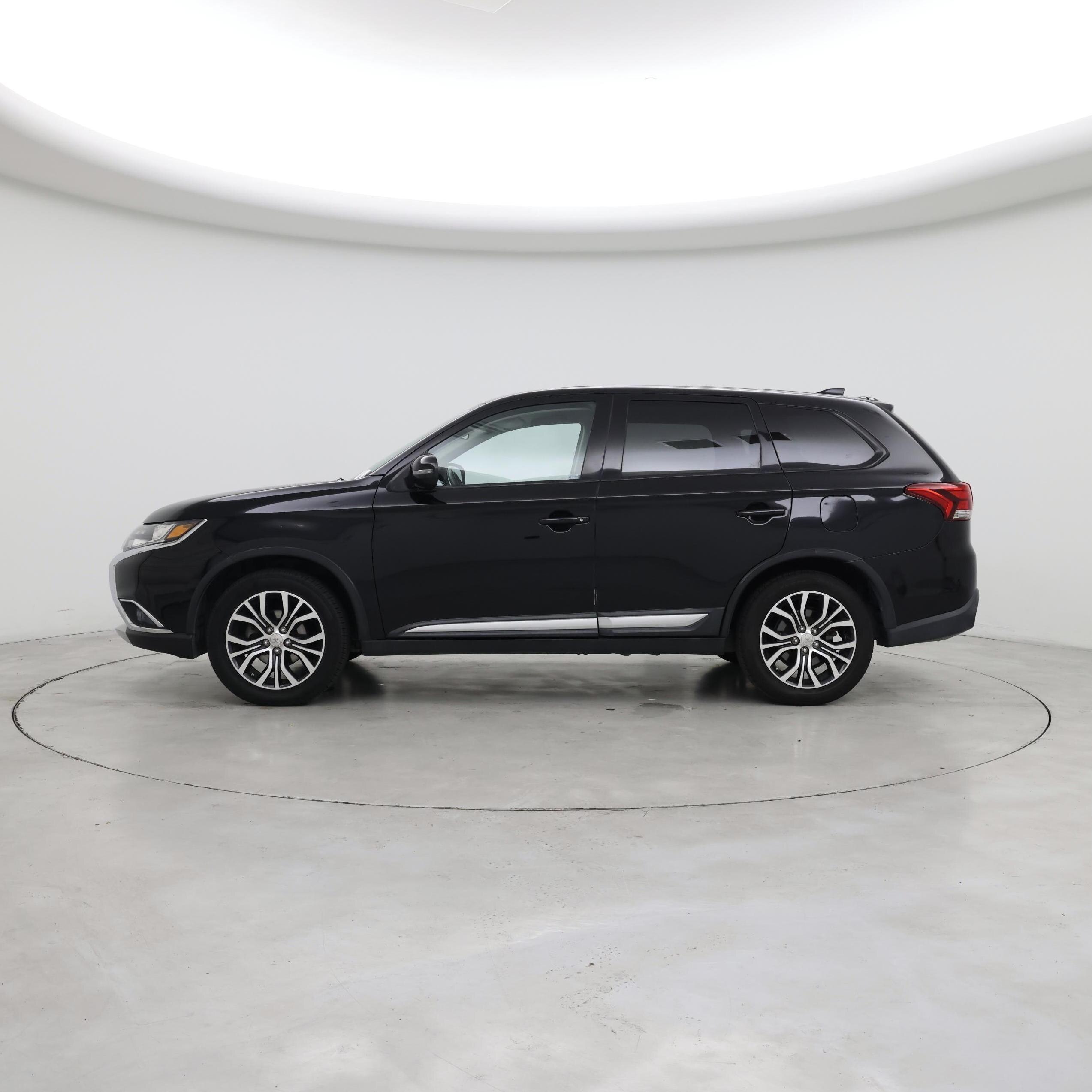 Thumbnail: 2017 Mitsubishi Outlander - 3