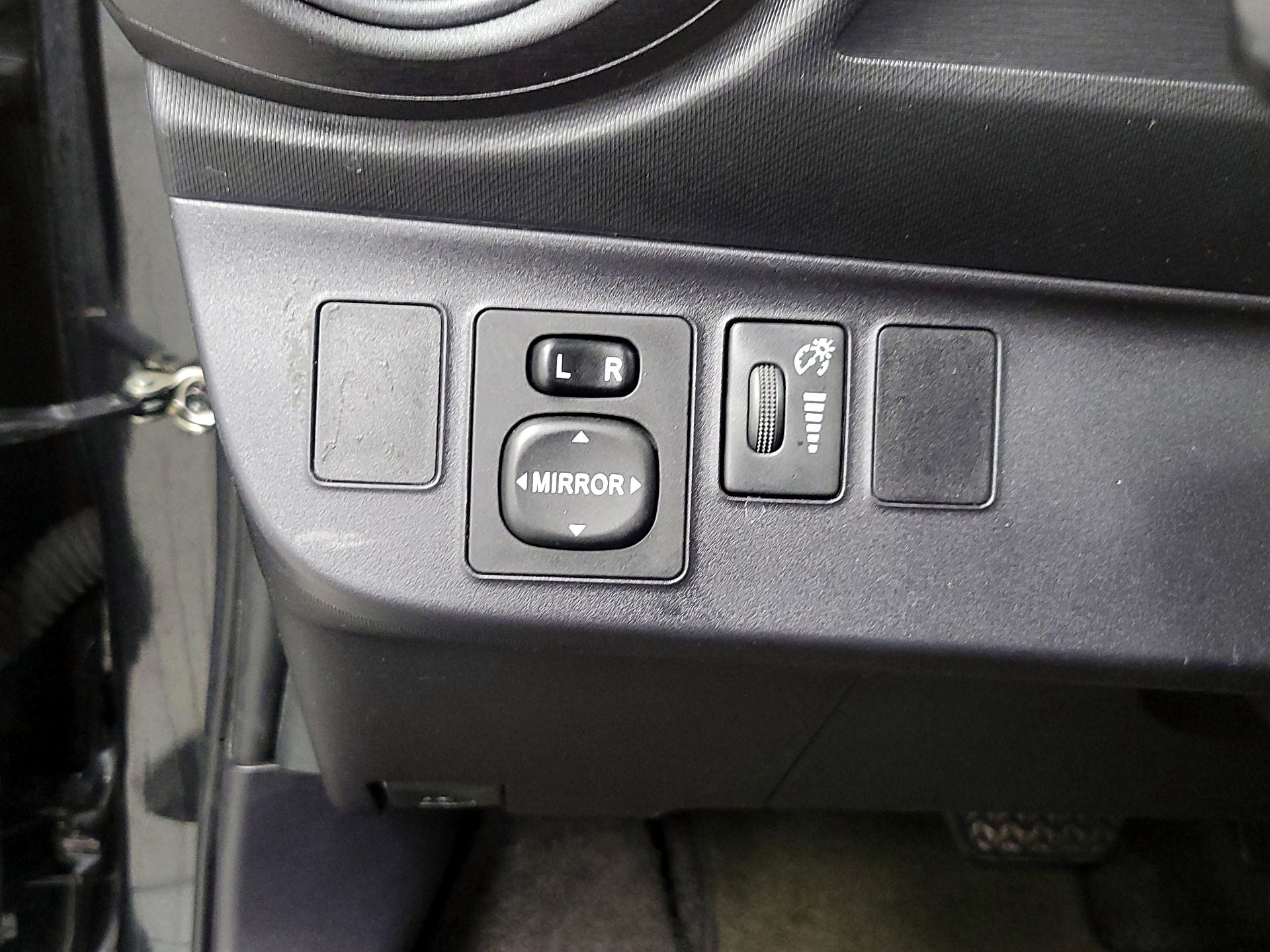 Thumbnail: 2014 Toyota Prius c - 14