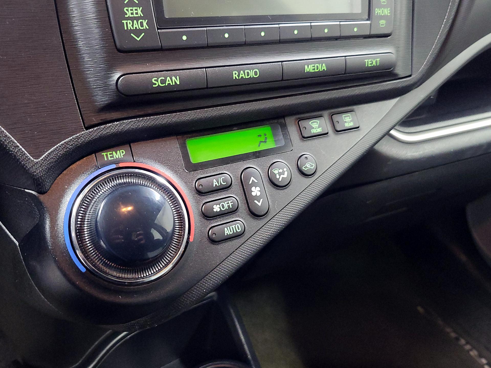 Thumbnail: 2014 Toyota Prius c - 16