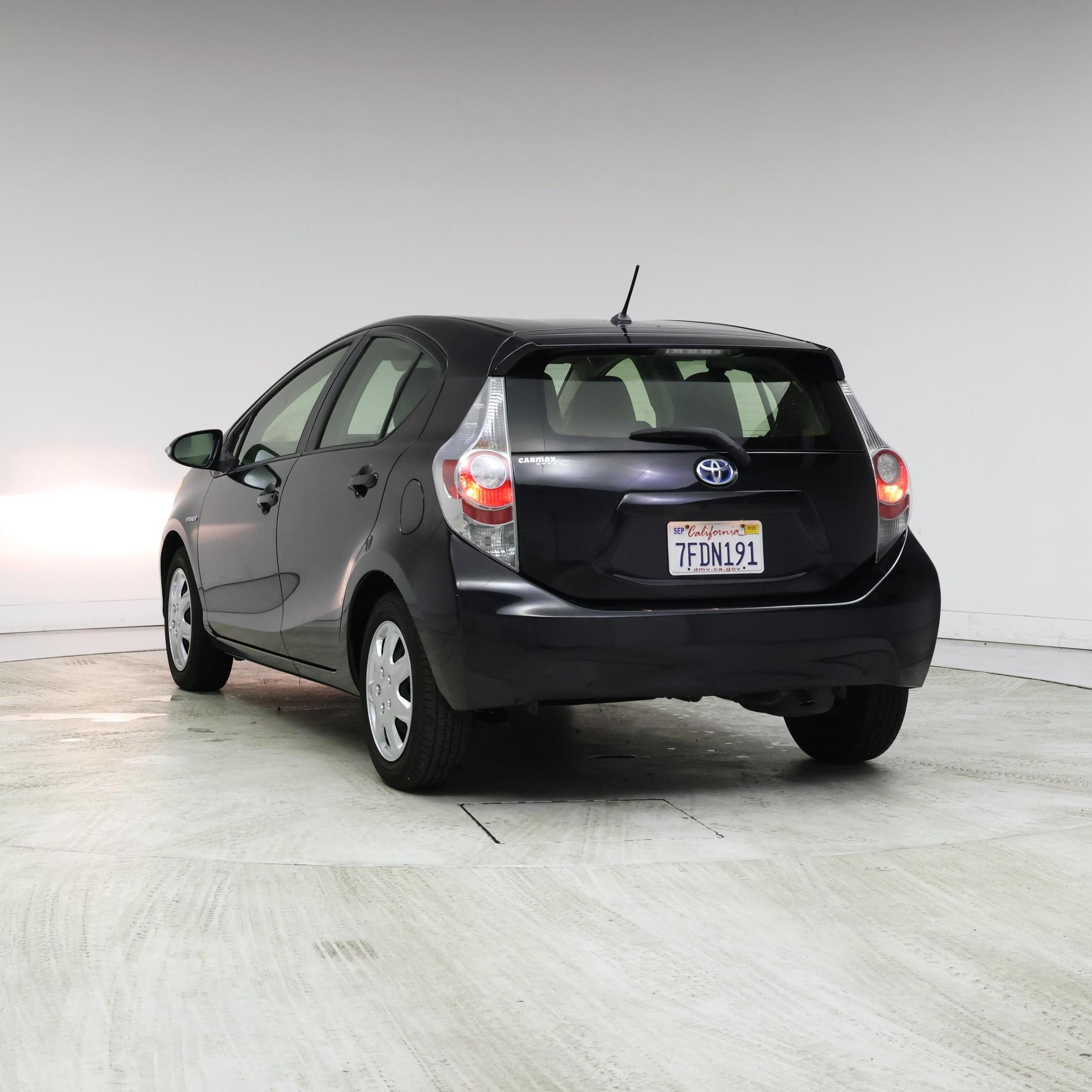 Thumbnail: 2014 Toyota Prius c - 2