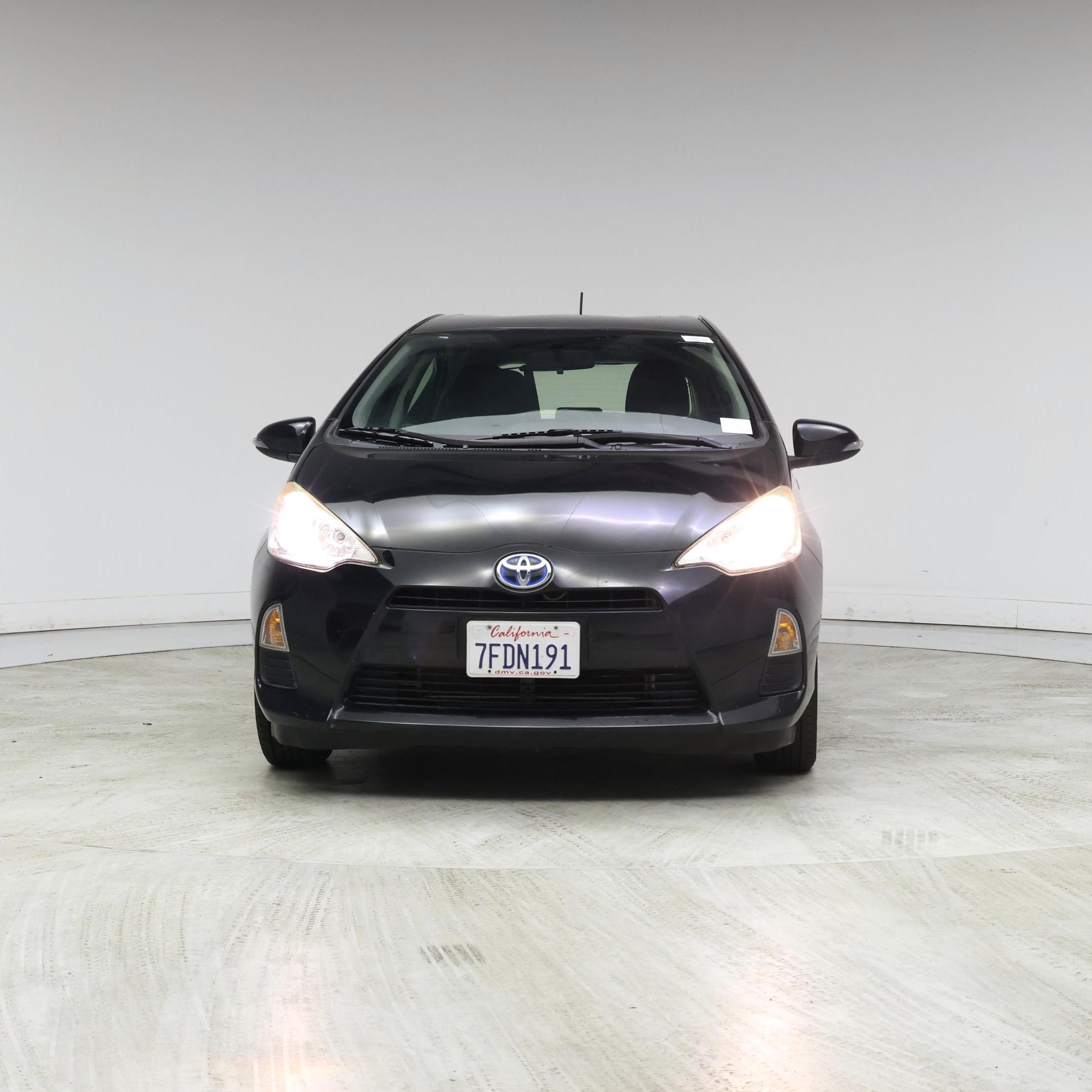 Thumbnail: 2014 Toyota Prius c - 5
