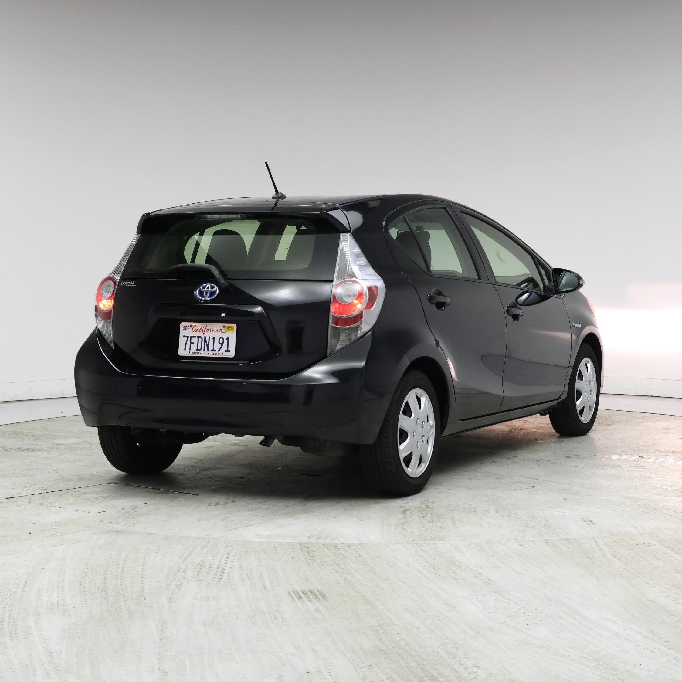 Thumbnail: 2014 Toyota Prius c - 8