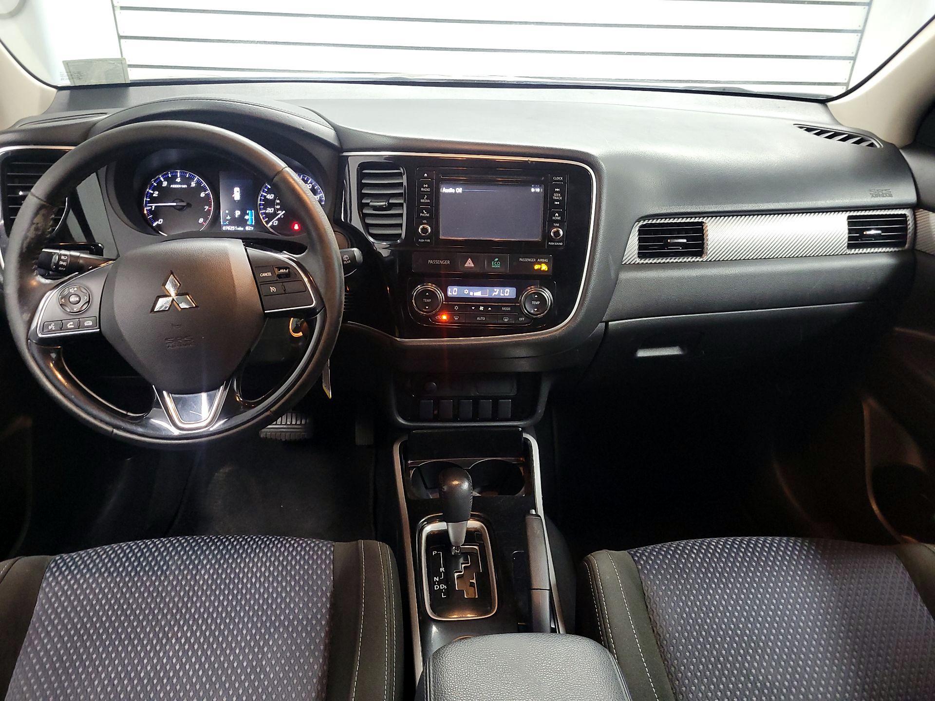 Thumbnail: 2017 Mitsubishi Outlander - 9