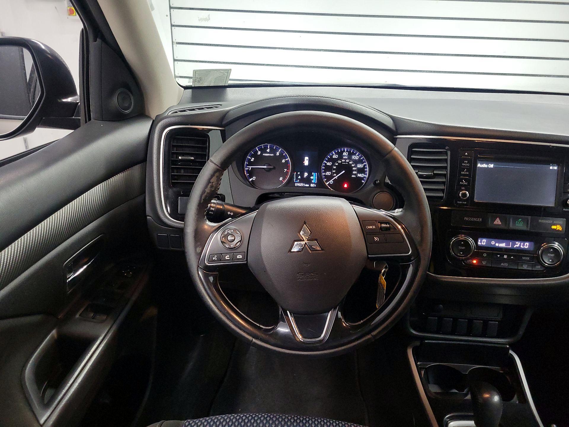 Thumbnail: 2017 Mitsubishi Outlander - 10