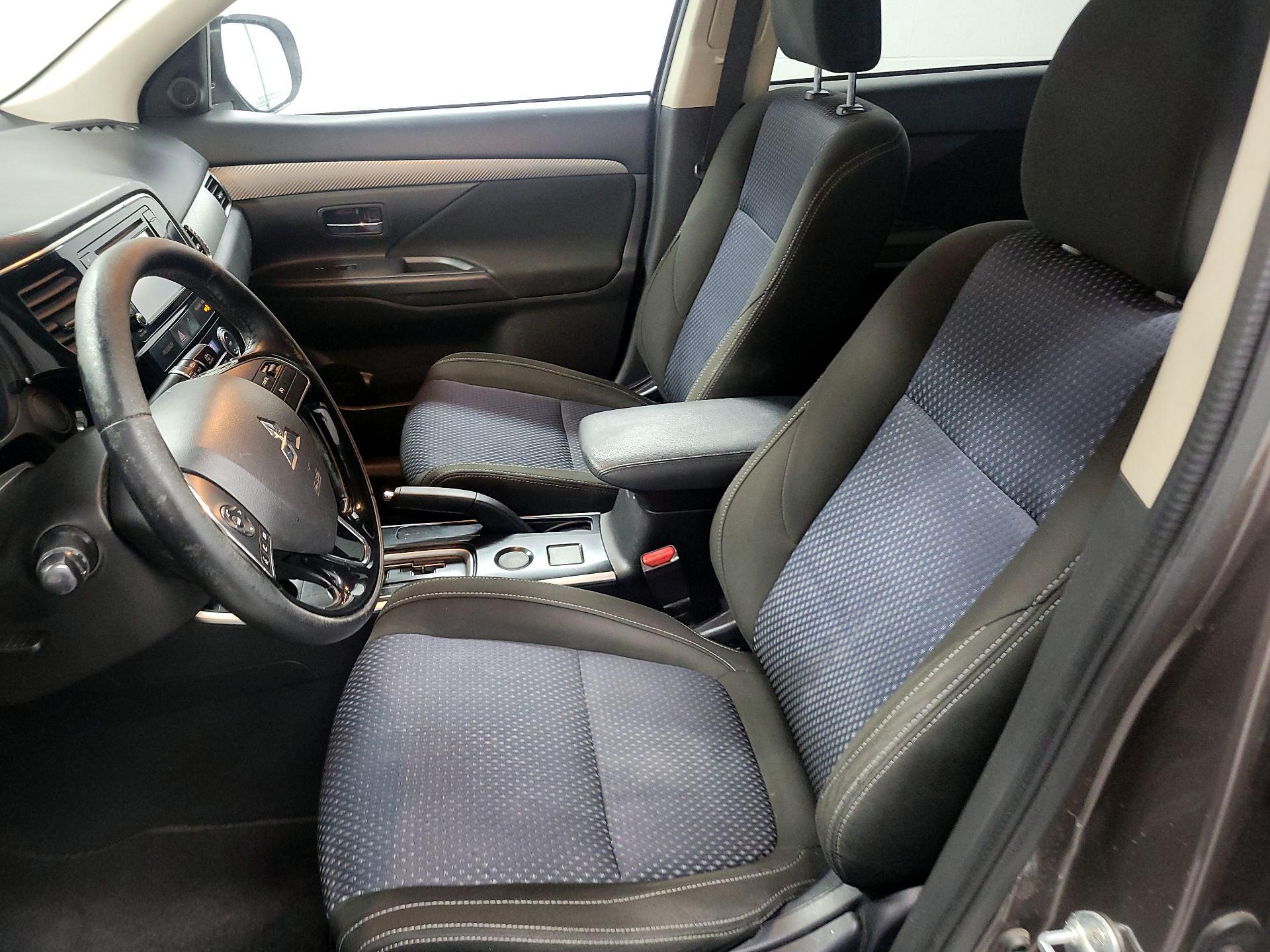 Thumbnail: 2017 Mitsubishi Outlander - 11
