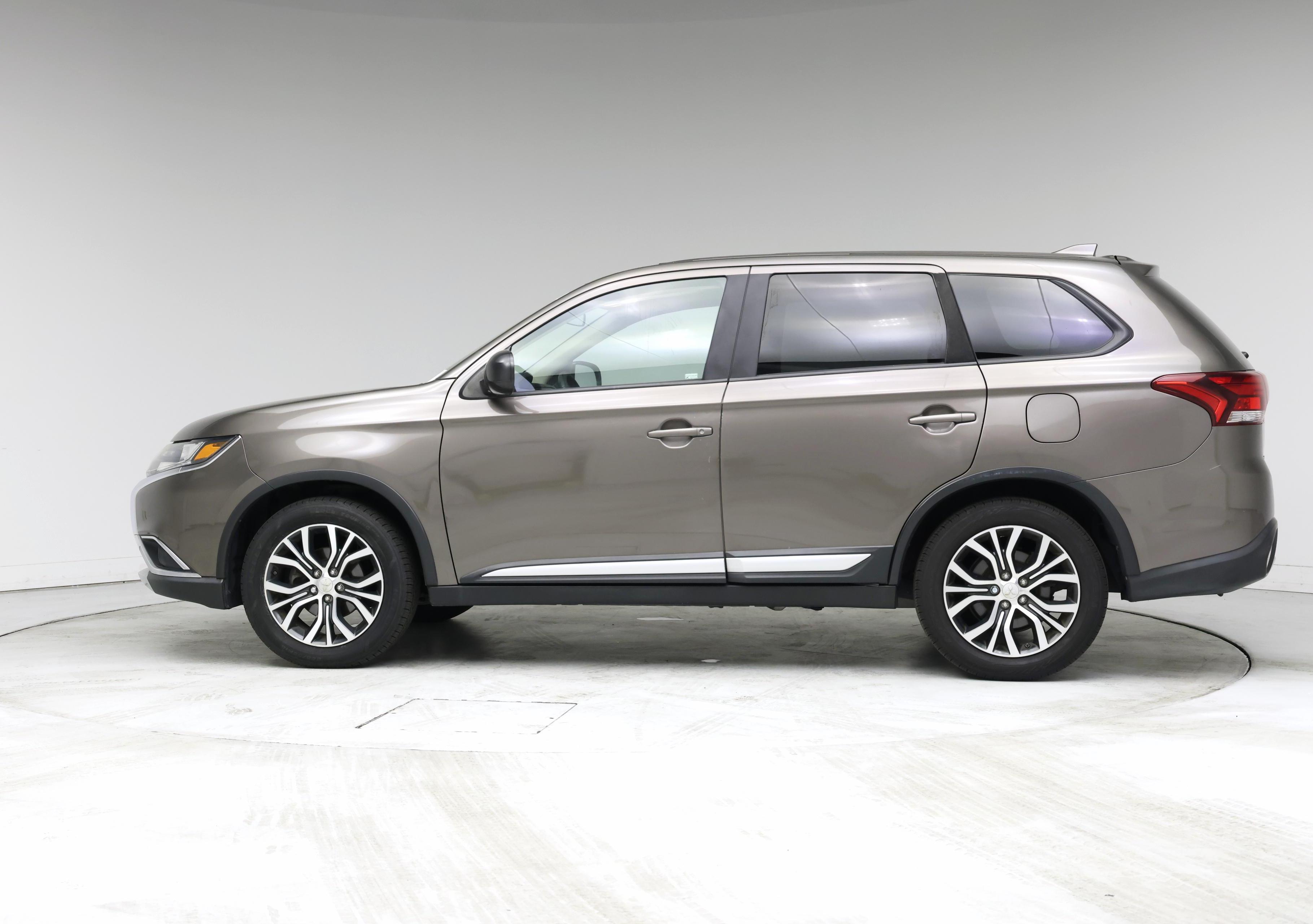 Thumbnail: 2017 Mitsubishi Outlander - 3