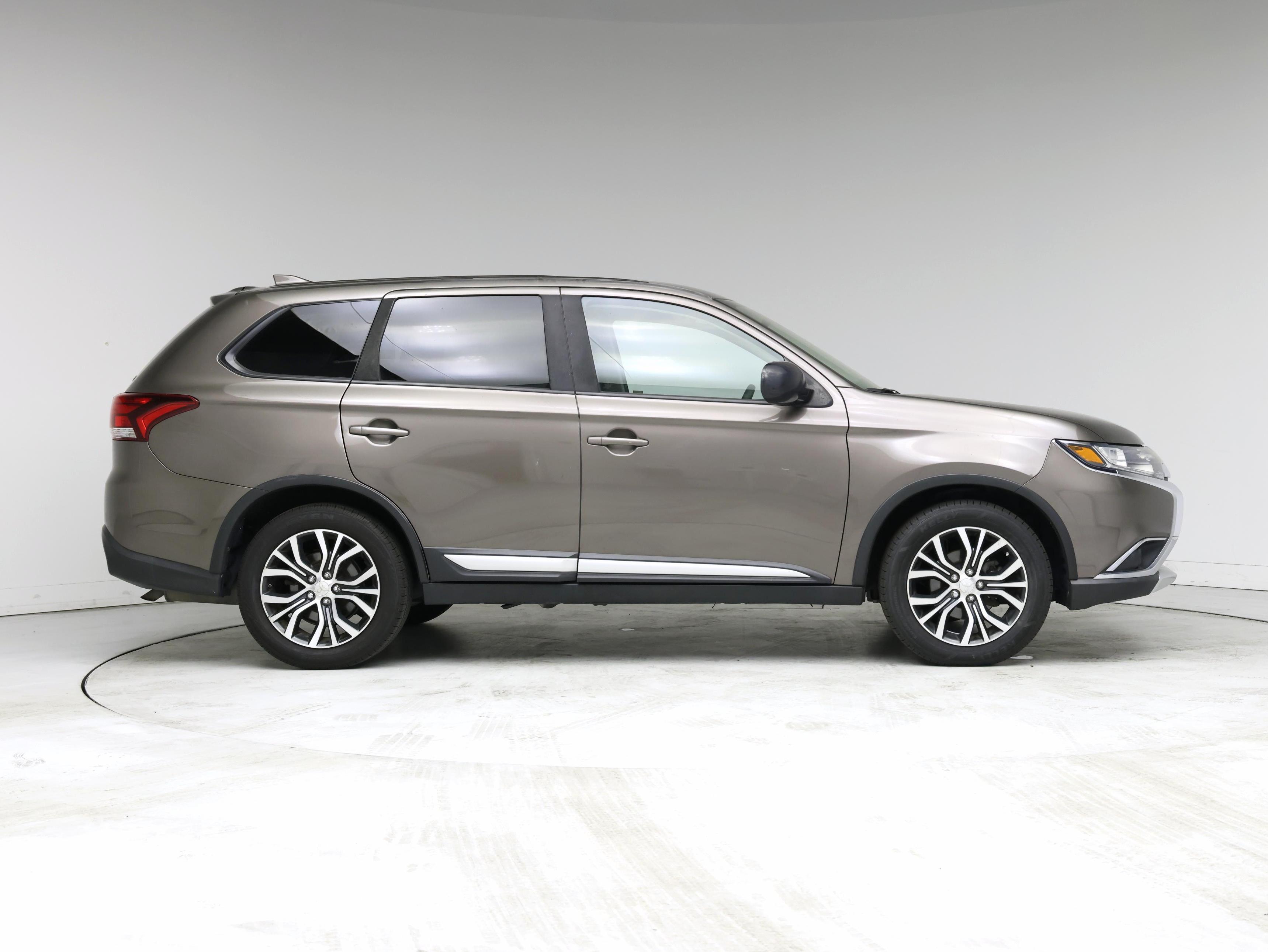 Thumbnail: 2017 Mitsubishi Outlander - 7