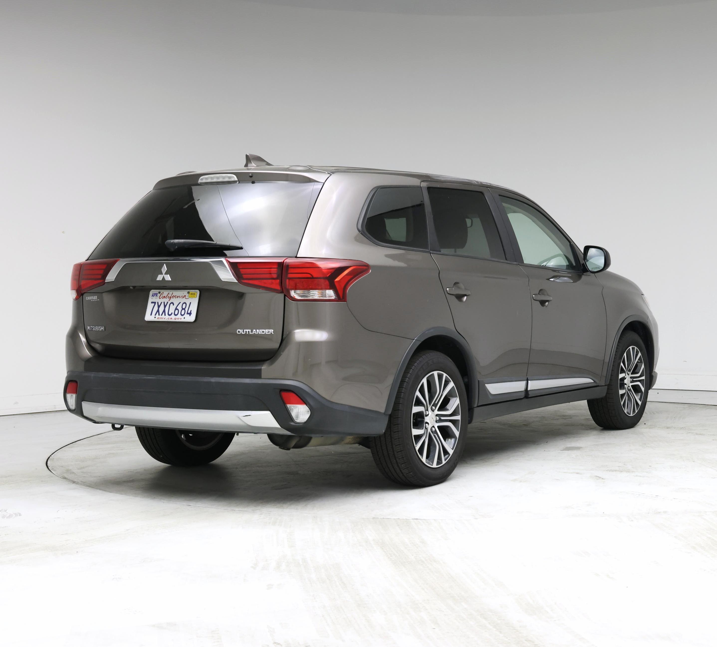 Thumbnail: 2017 Mitsubishi Outlander - 8