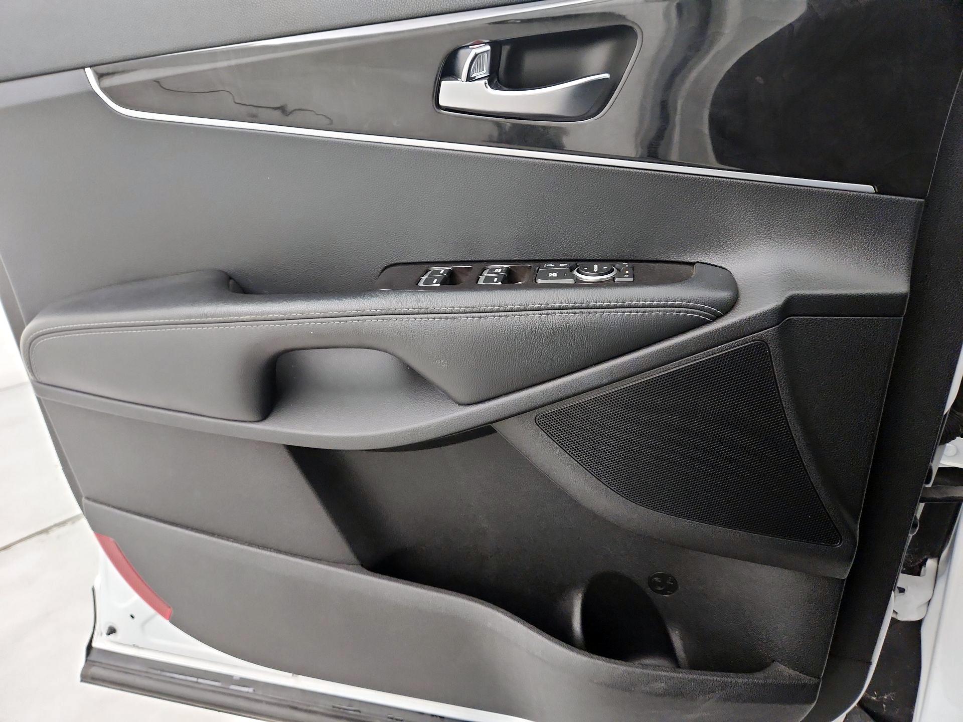 Thumbnail: 2016 Kia Sorento - 12