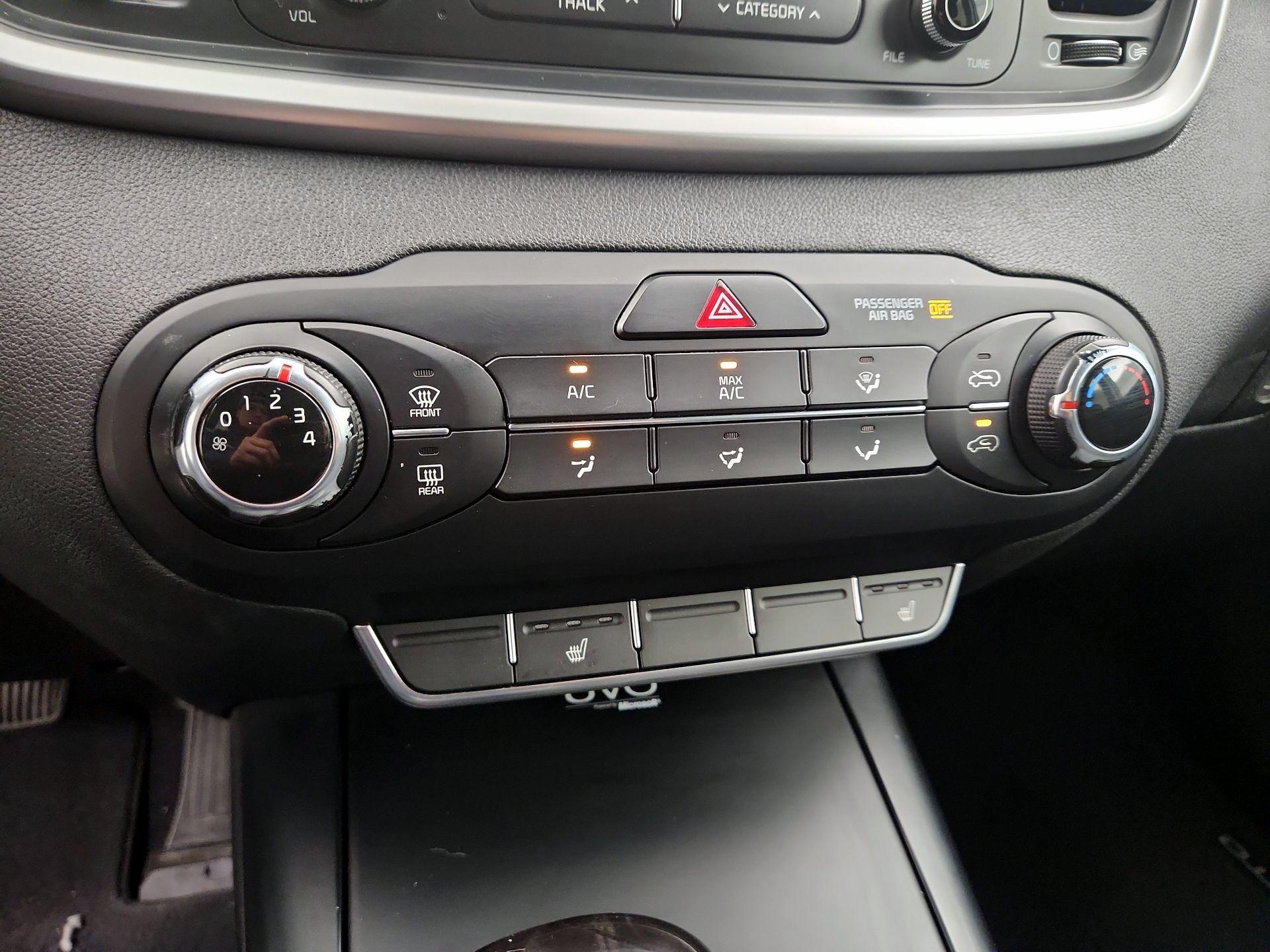 Thumbnail: 2016 Kia Sorento - 16