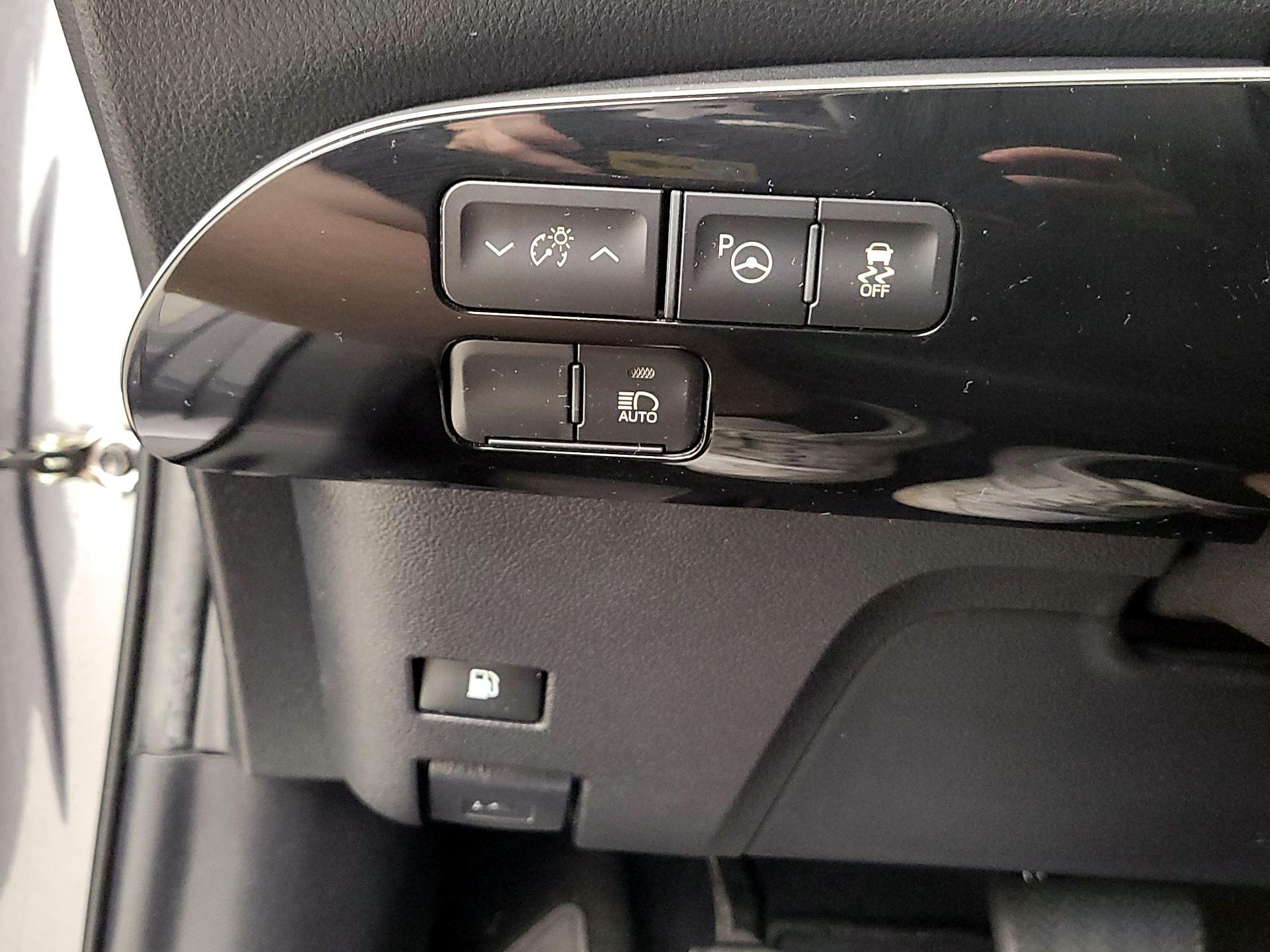 Thumbnail: 2019 Toyota Prius - 13